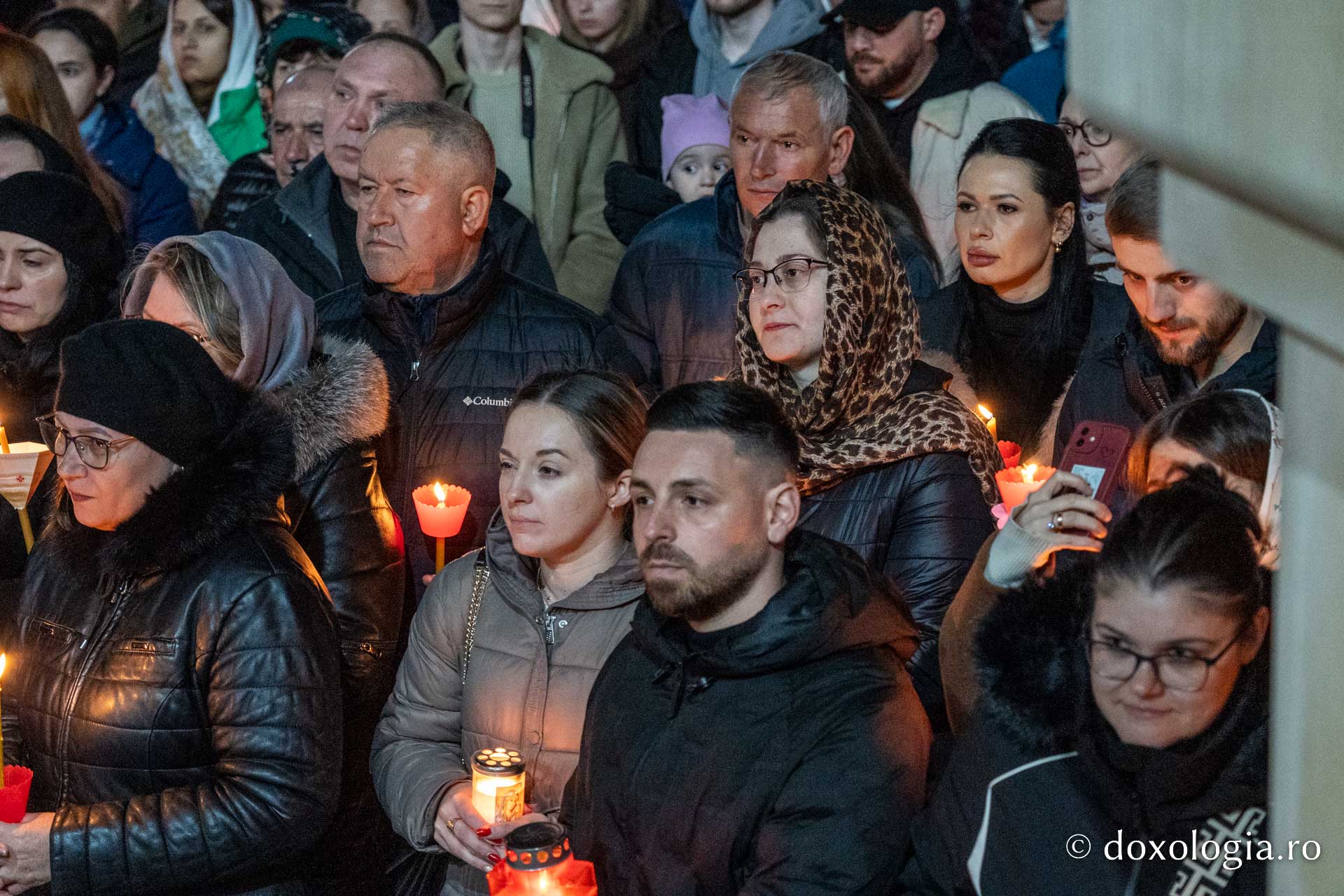 O mare de Lumină, o bucurie imensă, un singur glas: „Hristos a înviat!”| Praznicul Învierii Domnului, la Iași