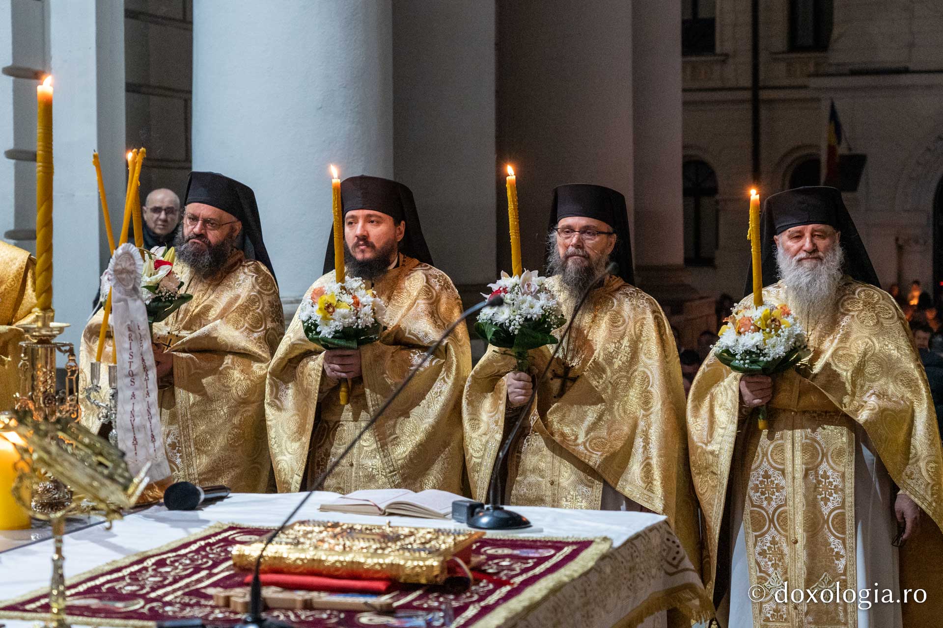 O mare de Lumină, o bucurie imensă, un singur glas: „Hristos a înviat!”| Praznicul Învierii Domnului, la Iași