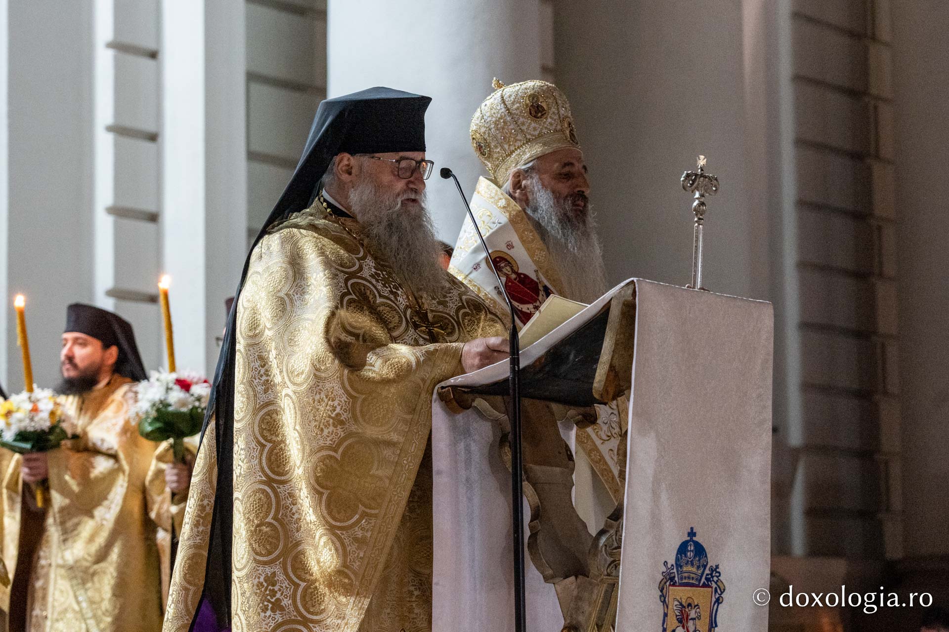 O mare de Lumină, o bucurie imensă, un singur glas: „Hristos a înviat!”| Praznicul Învierii Domnului, la Iași