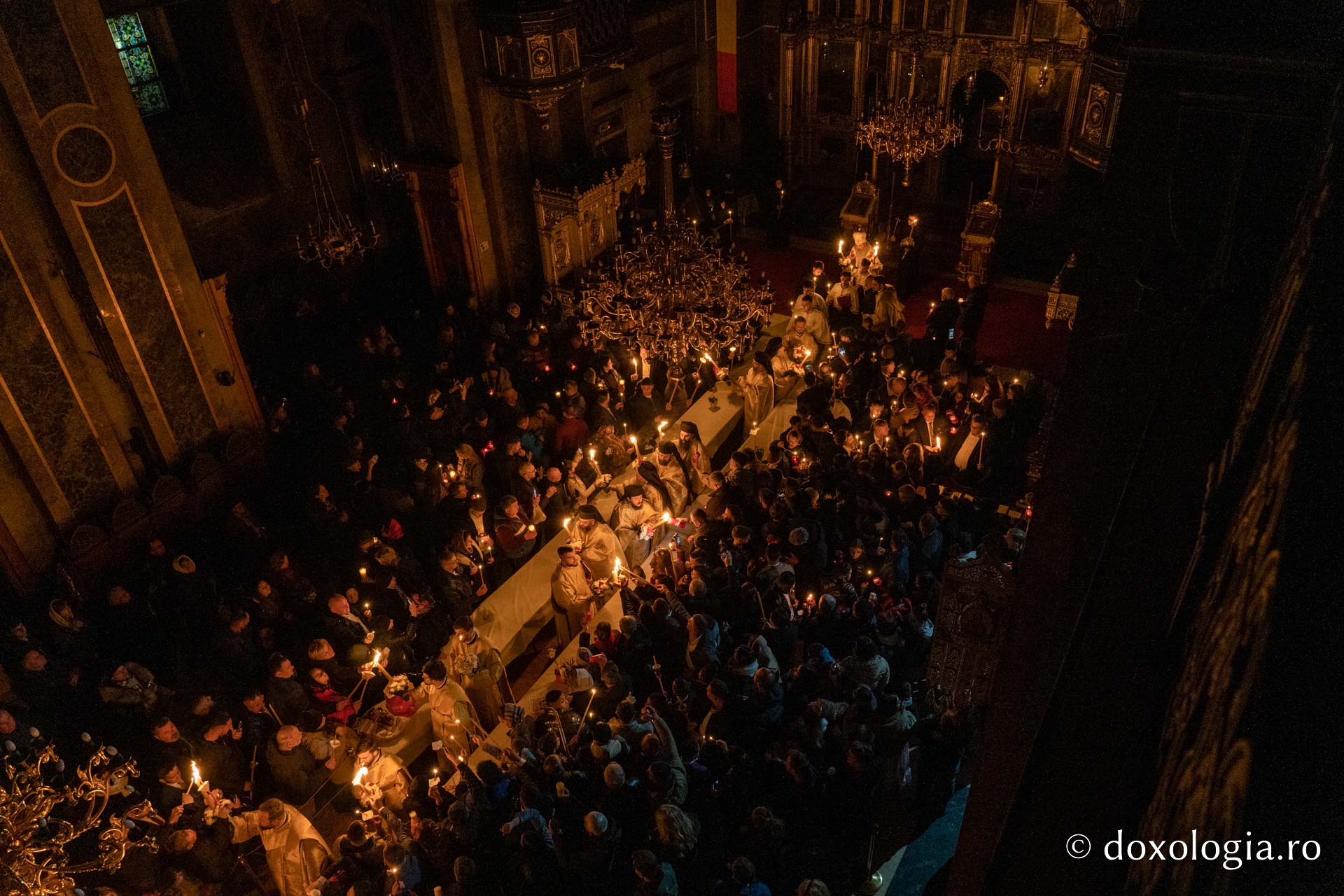 O mare de Lumină, o bucurie imensă, un singur glas: „Hristos a înviat!”| Praznicul Învierii Domnului, la Iași