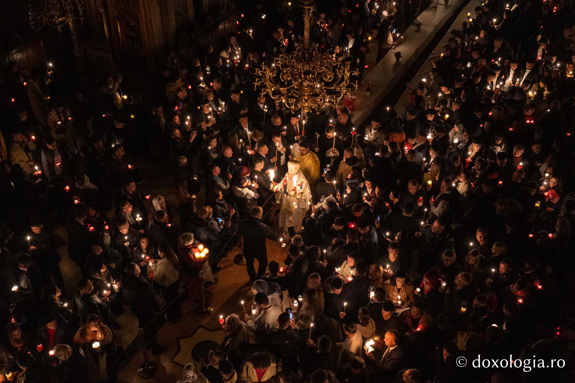 O mare de Lumină, o bucurie imensă, un singur glas: „Hristos a înviat!”| Praznicul Învierii Domnului, la Iași