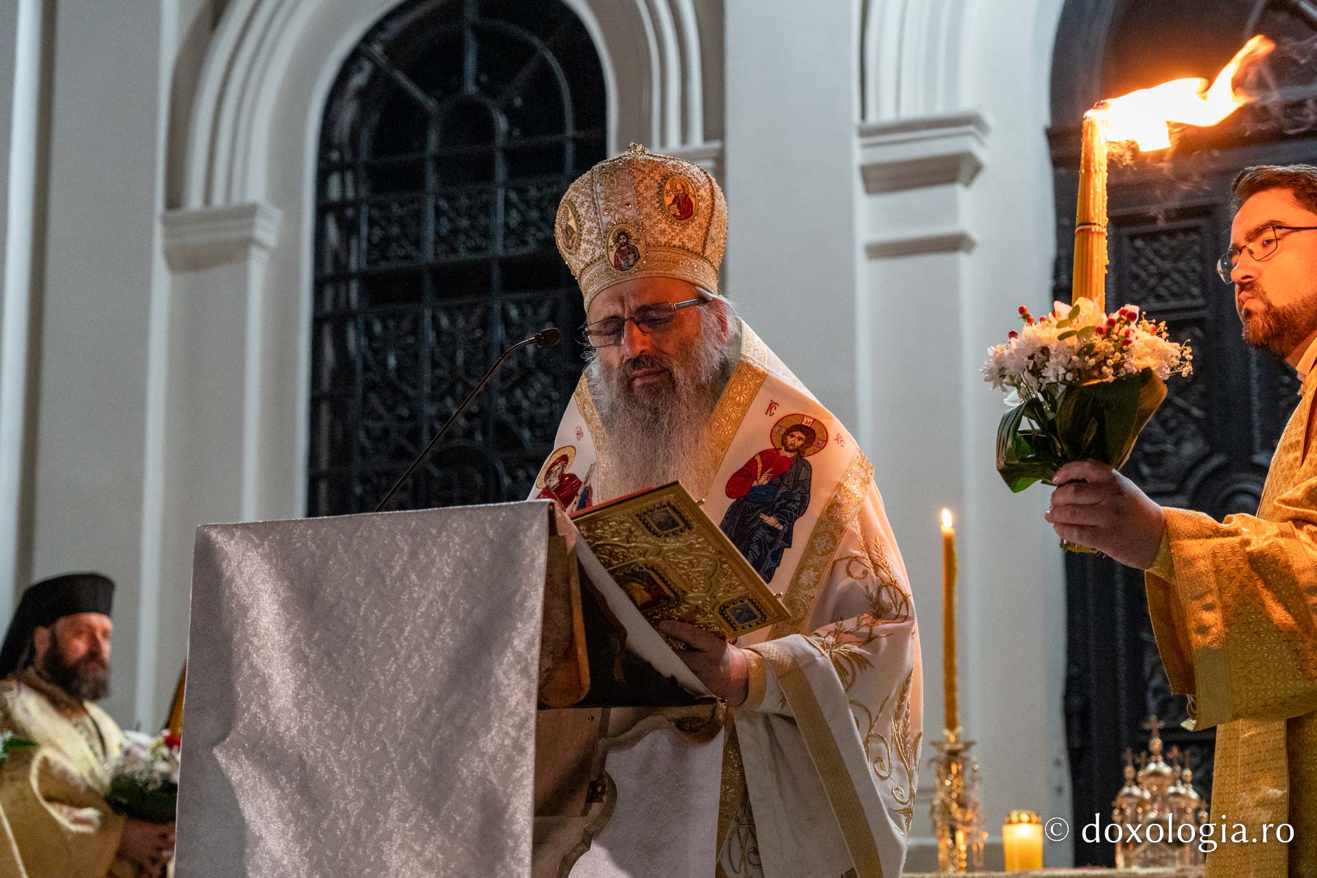 O mare de Lumină, o bucurie imensă, un singur glas: „Hristos a înviat!”| Praznicul Învierii Domnului, la Iași