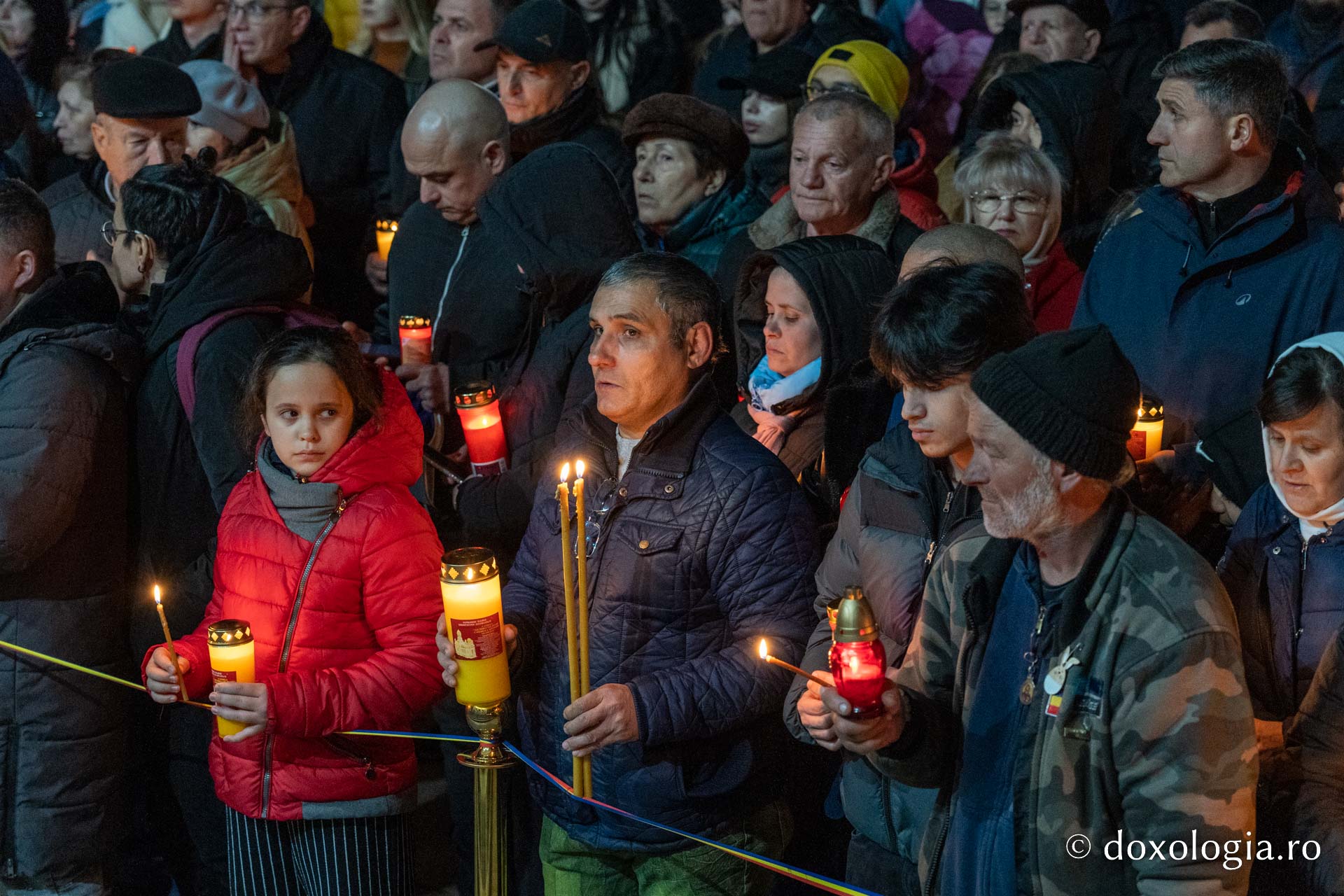 O mare de Lumină, o bucurie imensă, un singur glas: „Hristos a înviat!”| Praznicul Învierii Domnului, la Iași