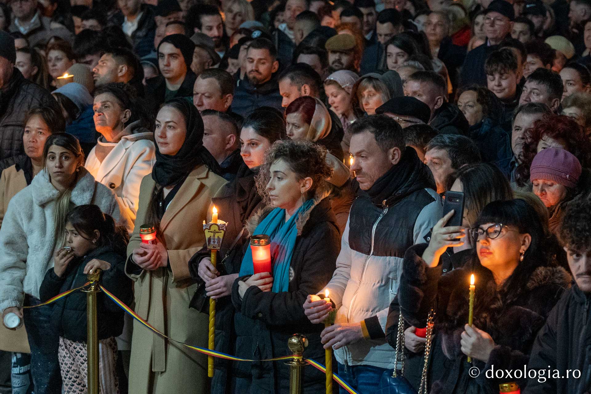O mare de Lumină, o bucurie imensă, un singur glas: „Hristos a înviat!”| Praznicul Învierii Domnului, la Iași