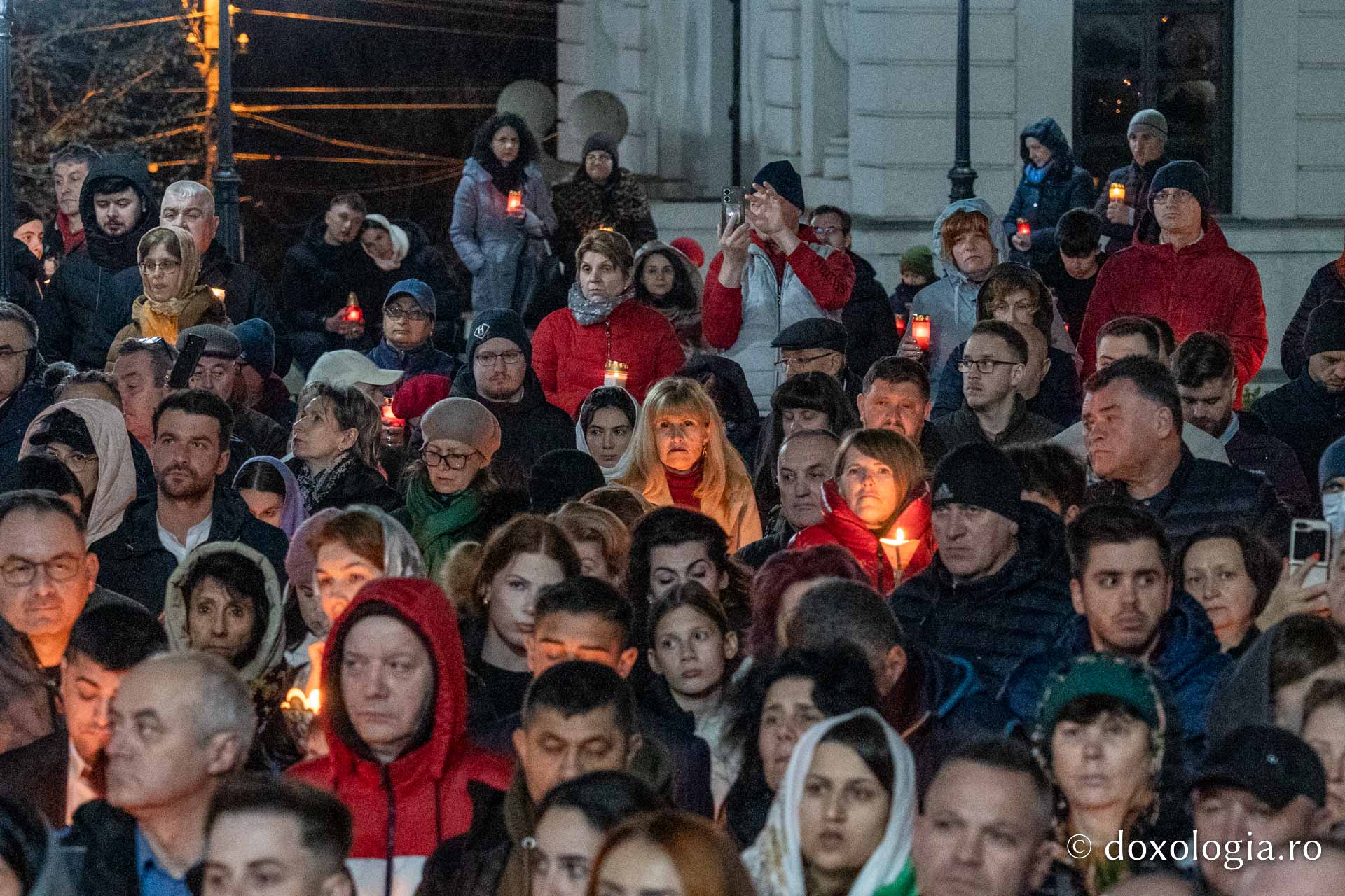 O mare de Lumină, o bucurie imensă, un singur glas: „Hristos a înviat!”| Praznicul Învierii Domnului, la Iași