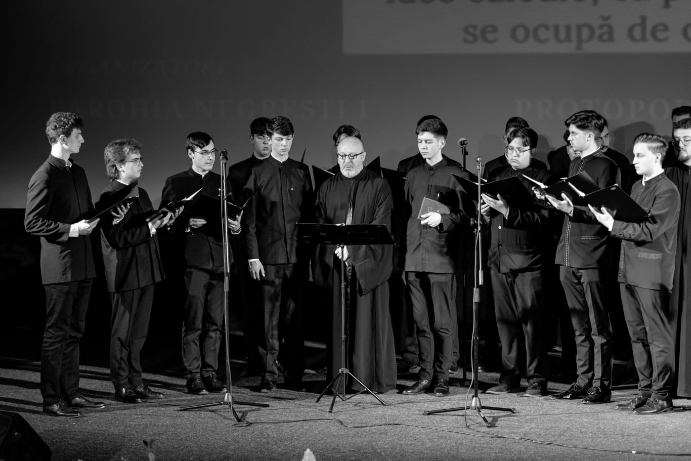 Corul Liceului Teologic „Sfinții Împărați Constantin și Elena” și Grupul „Tronos” au concertat la Piatra Neamț