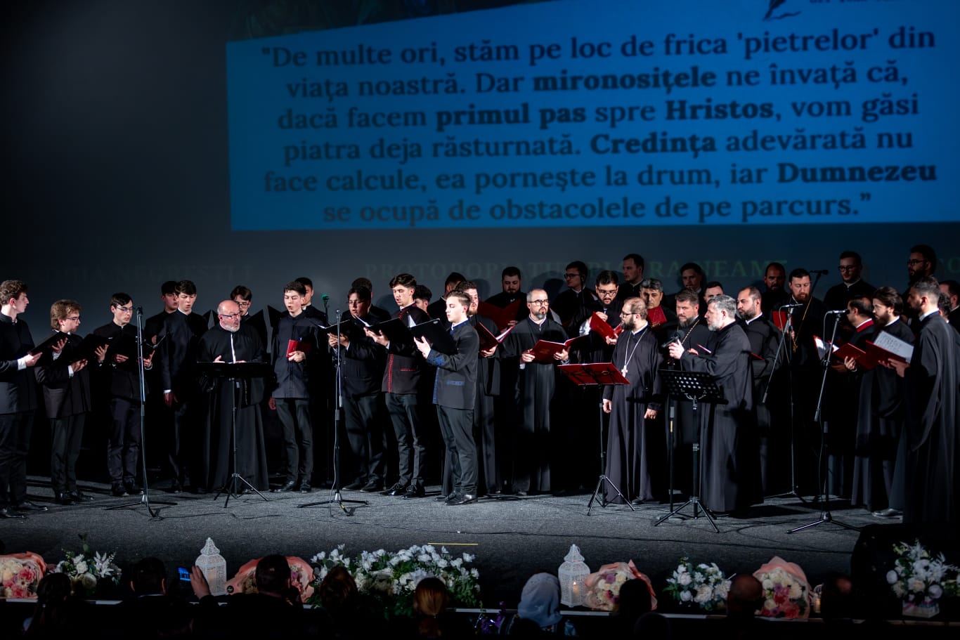 Corul Liceului Teologic „Sfinții Împărați Constantin și Elena” și Grupul „Tronos” au concertat la Piatra Neamț