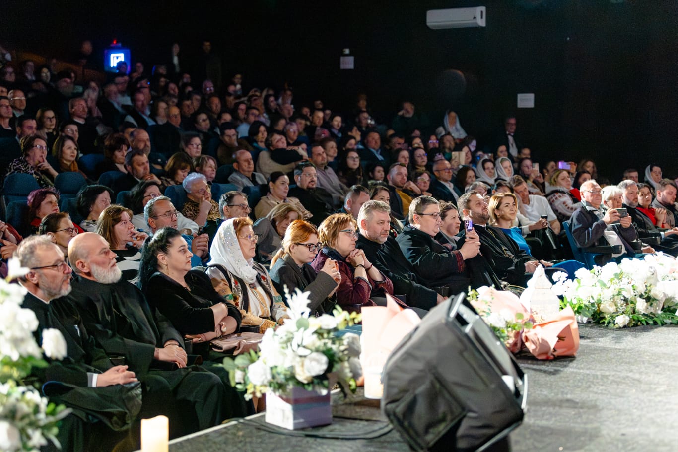 Corul Liceului Teologic „Sfinții Împărați Constantin și Elena” și Grupul „Tronos” au concertat la Piatra Neamț