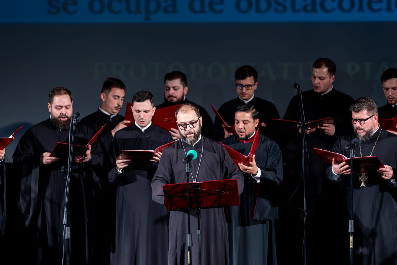 Corul Liceului Teologic „Sfinții Împărați Constantin și Elena” și Grupul „Tronos” au concertat la Piatra Neamț