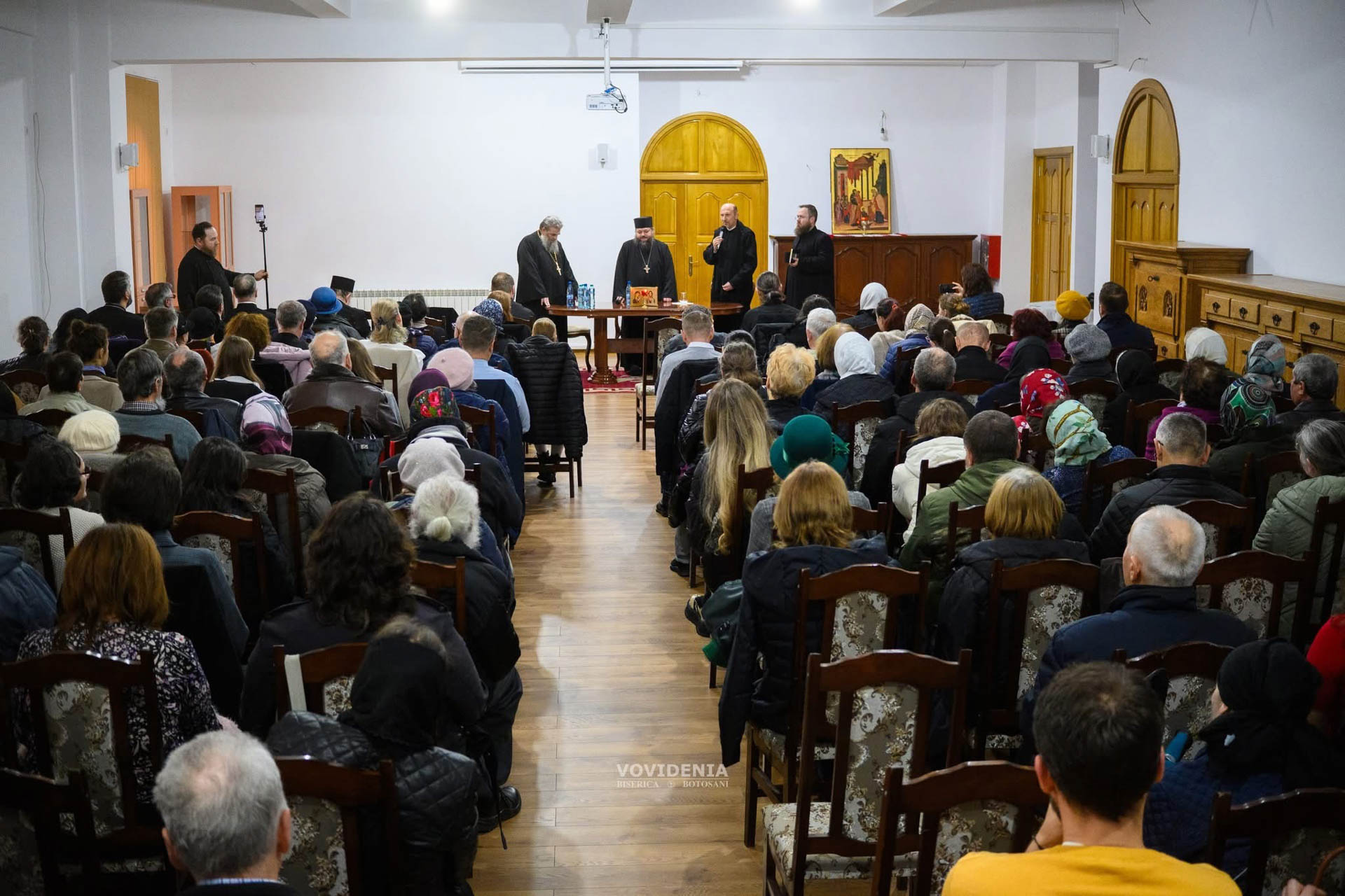Arhim. Hrisostom Ciuciu, conferință despre familie cu sala arhiplină la Biserica Vovidenia din Botoșani