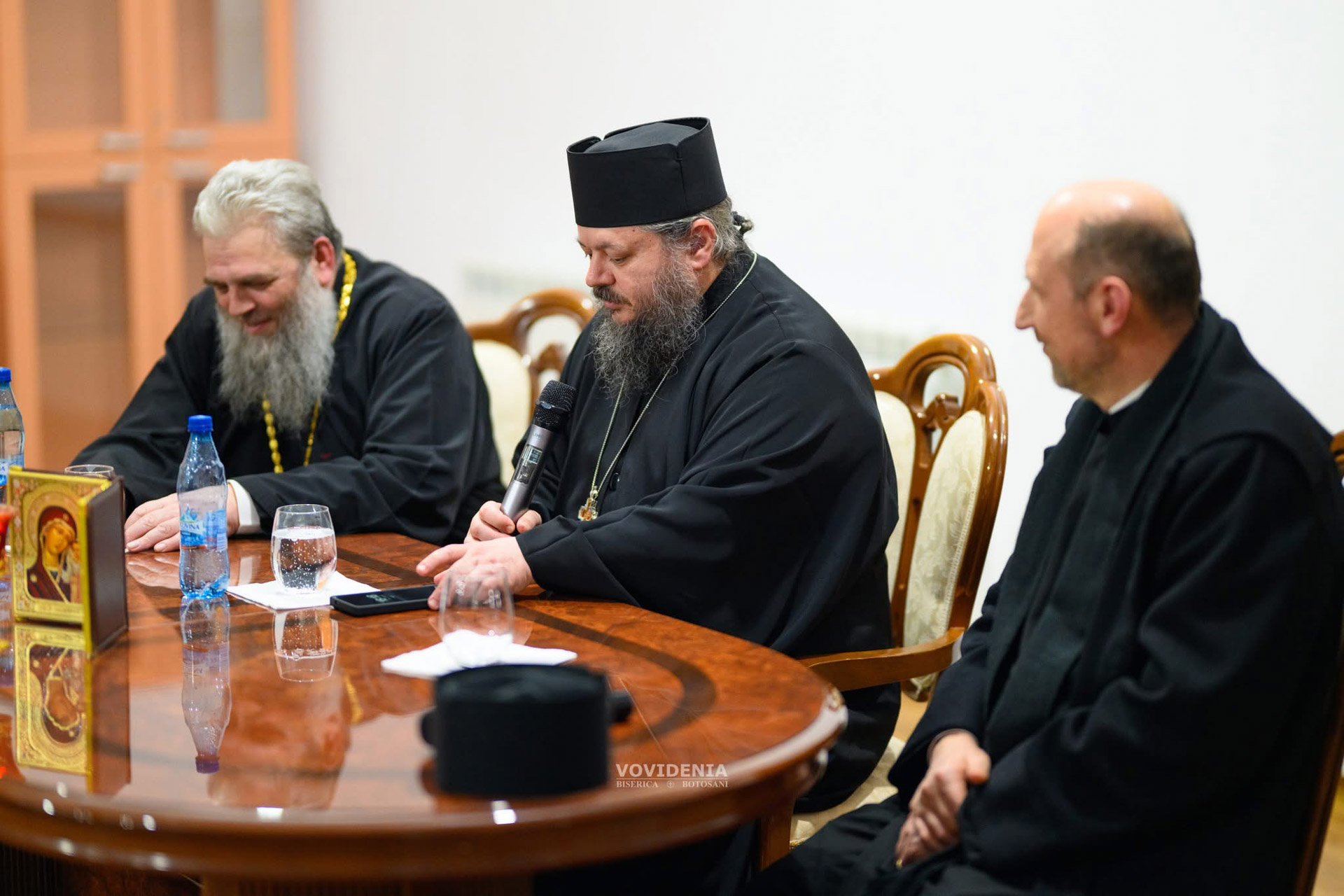 Arhim. Hrisostom Ciuciu, conferință despre familie cu sala arhiplină la Biserica Vovidenia din Botoșani