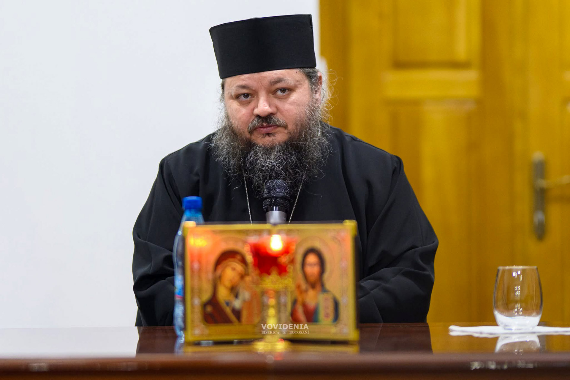 Arhim. Hrisostom Ciuciu, conferință despre familie cu sala arhiplină la Biserica Vovidenia din Botoșani