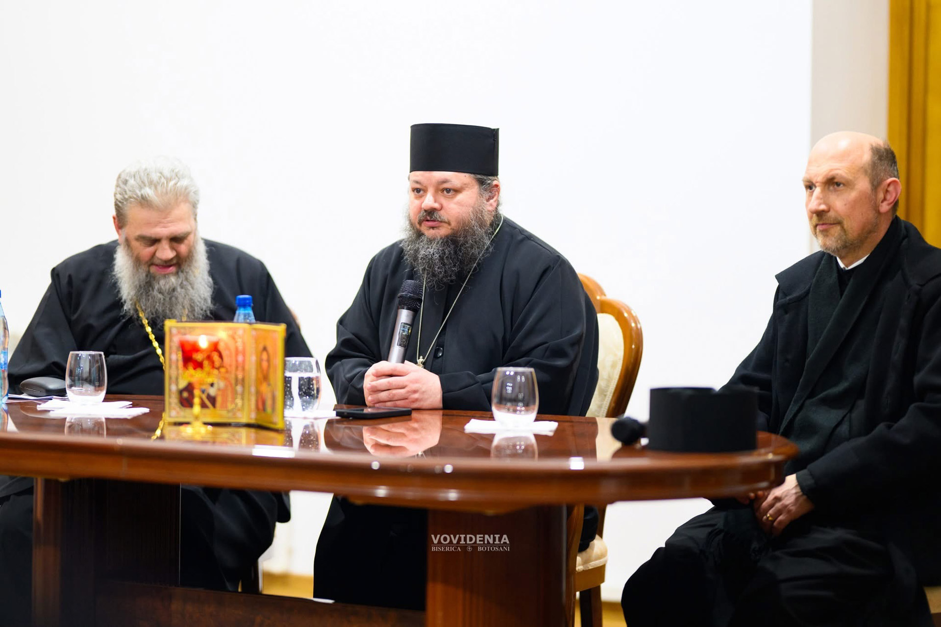 Arhim. Hrisostom Ciuciu, conferință despre familie cu sala arhiplină la Biserica Vovidenia din Botoșani