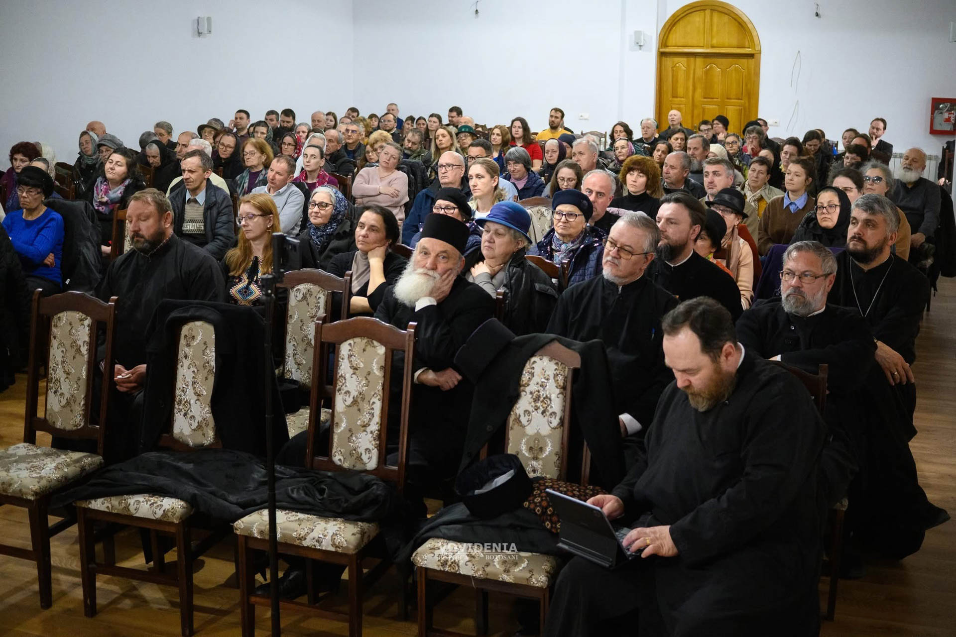 Arhim. Hrisostom Ciuciu, conferință despre familie cu sala arhiplină la Biserica Vovidenia din Botoșani