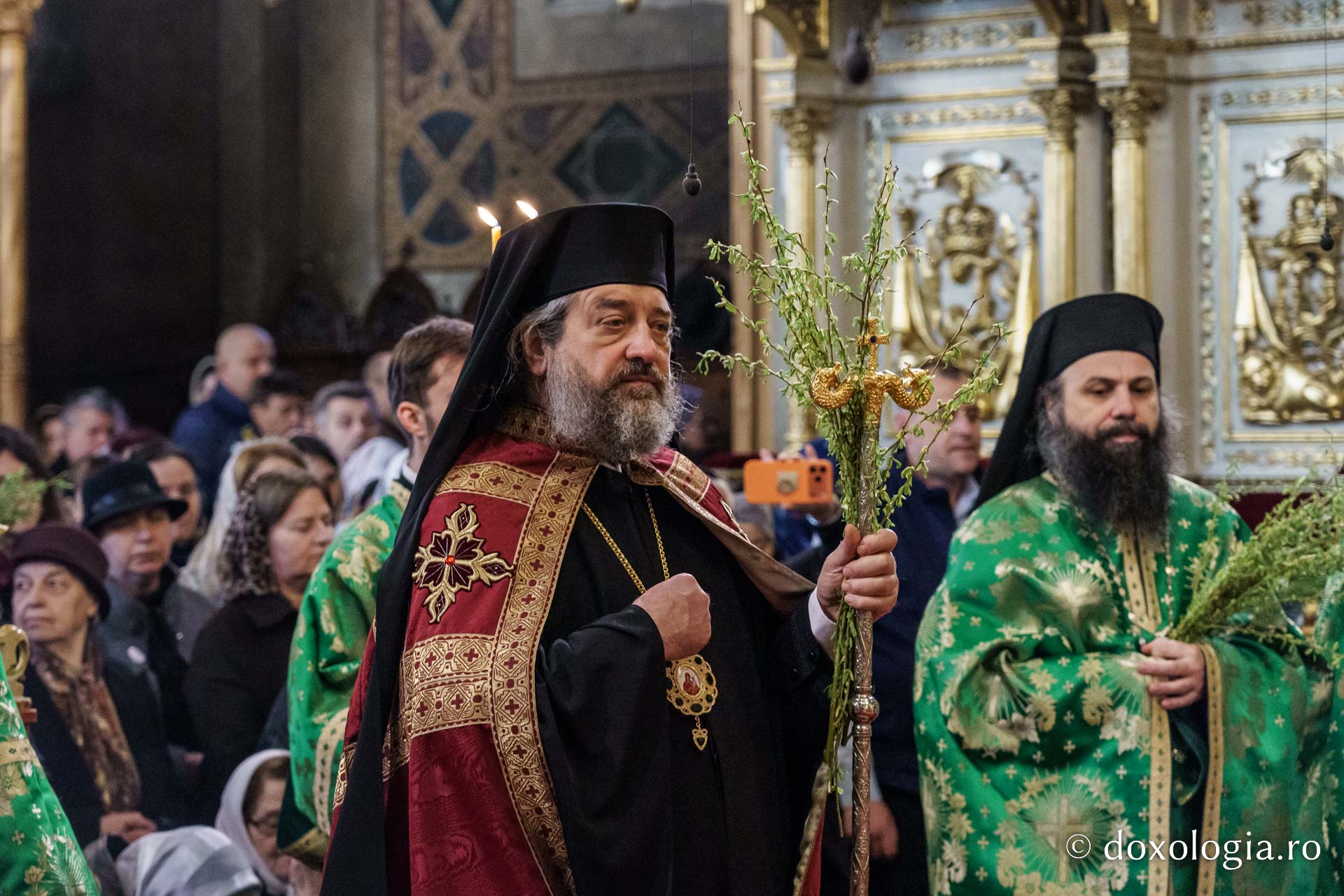 Floriile la Catedrala Mitropolitană: „Cu nădejde să privim la Crucea lui Hristos, cu cinstire să ne aplecăm la Crucea Lui”