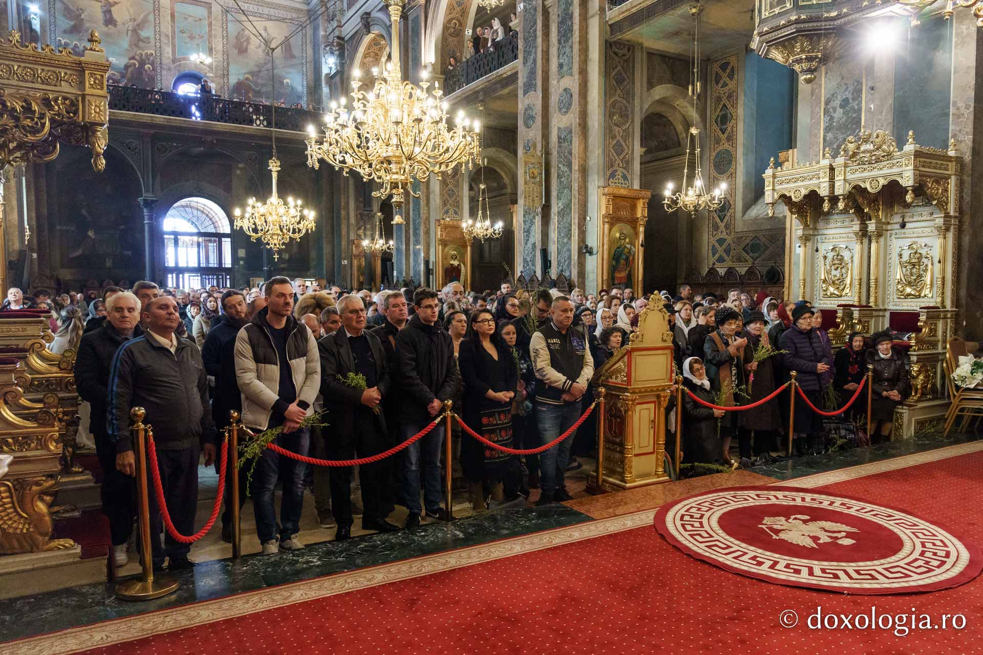 Floriile la Catedrala Mitropolitană: „Cu nădejde să privim la Crucea lui Hristos, cu cinstire să ne aplecăm la Crucea Lui”