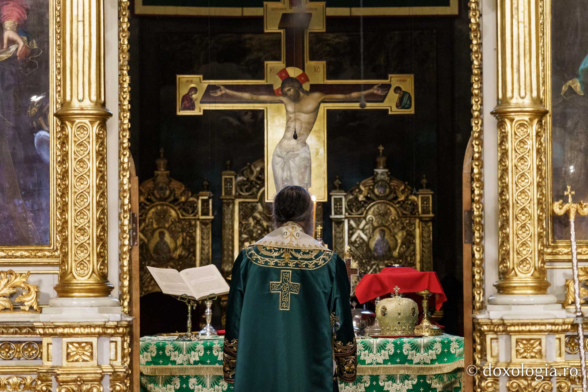 Floriile la Catedrala Mitropolitană: „Cu nădejde să privim la Crucea lui Hristos, cu cinstire să ne aplecăm la Crucea Lui”