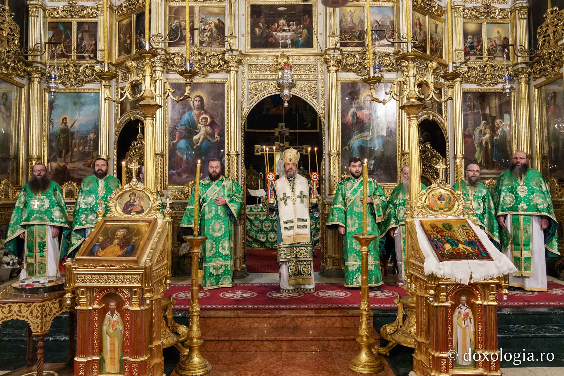 Floriile la Catedrala Mitropolitană: „Cu nădejde să privim la Crucea lui Hristos, cu cinstire să ne aplecăm la Crucea Lui”