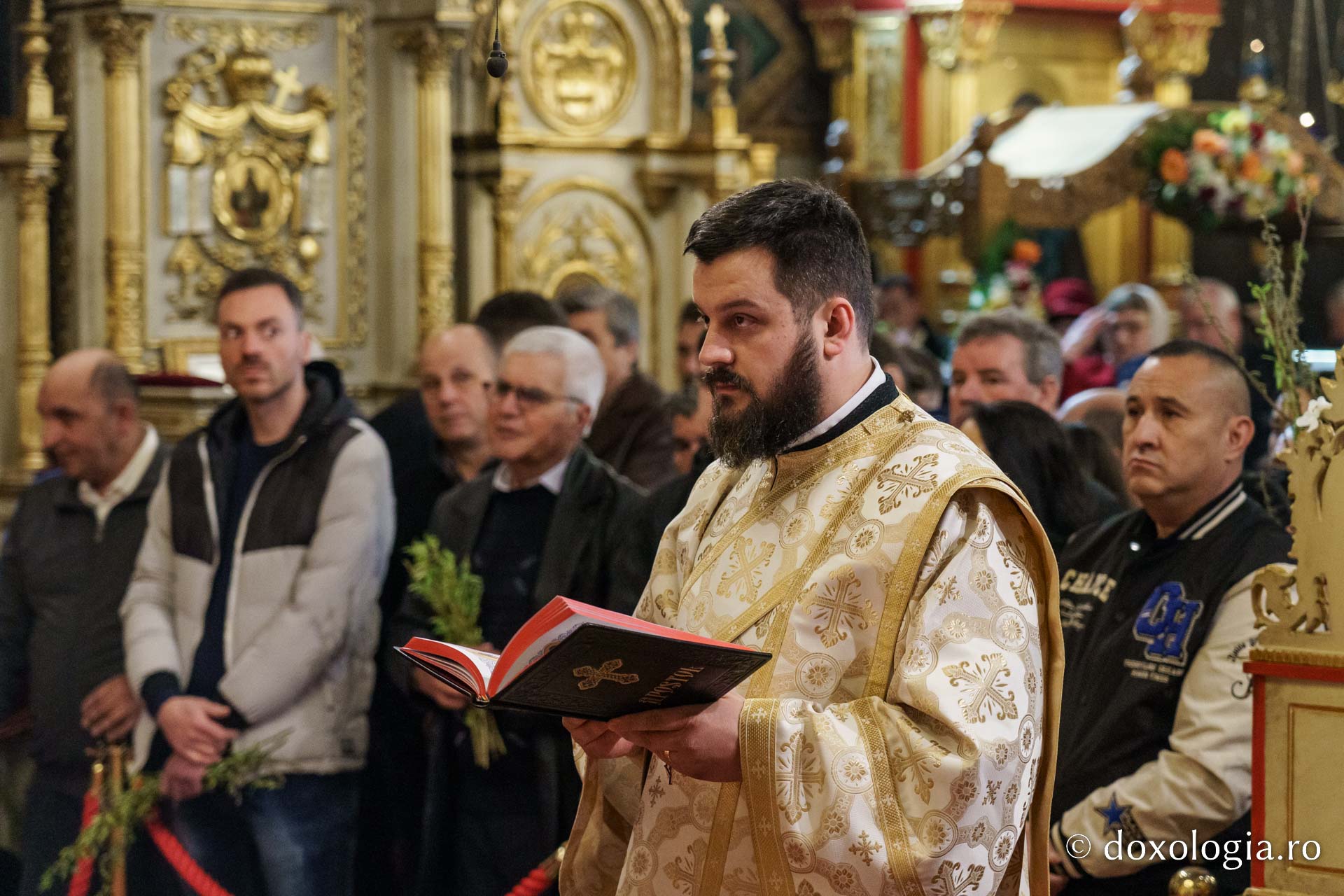 Floriile la Catedrala Mitropolitană: „Cu nădejde să privim la Crucea lui Hristos, cu cinstire să ne aplecăm la Crucea Lui”