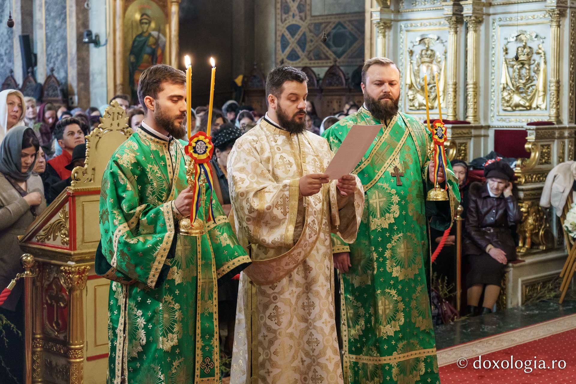 Floriile la Catedrala Mitropolitană: „Cu nădejde să privim la Crucea lui Hristos, cu cinstire să ne aplecăm la Crucea Lui”