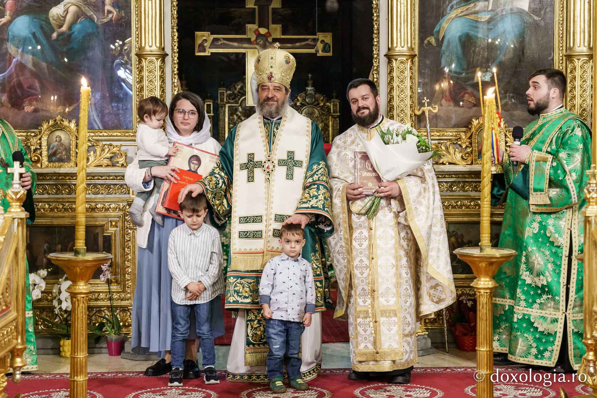 Floriile la Catedrala Mitropolitană: „Cu nădejde să privim la Crucea lui Hristos, cu cinstire să ne aplecăm la Crucea Lui”