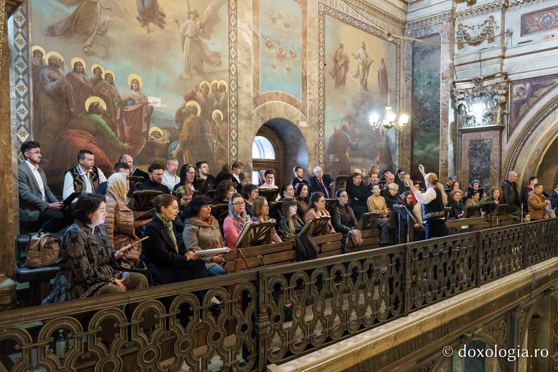 Floriile la Catedrala Mitropolitană: „Cu nădejde să privim la Crucea lui Hristos, cu cinstire să ne aplecăm la Crucea Lui”