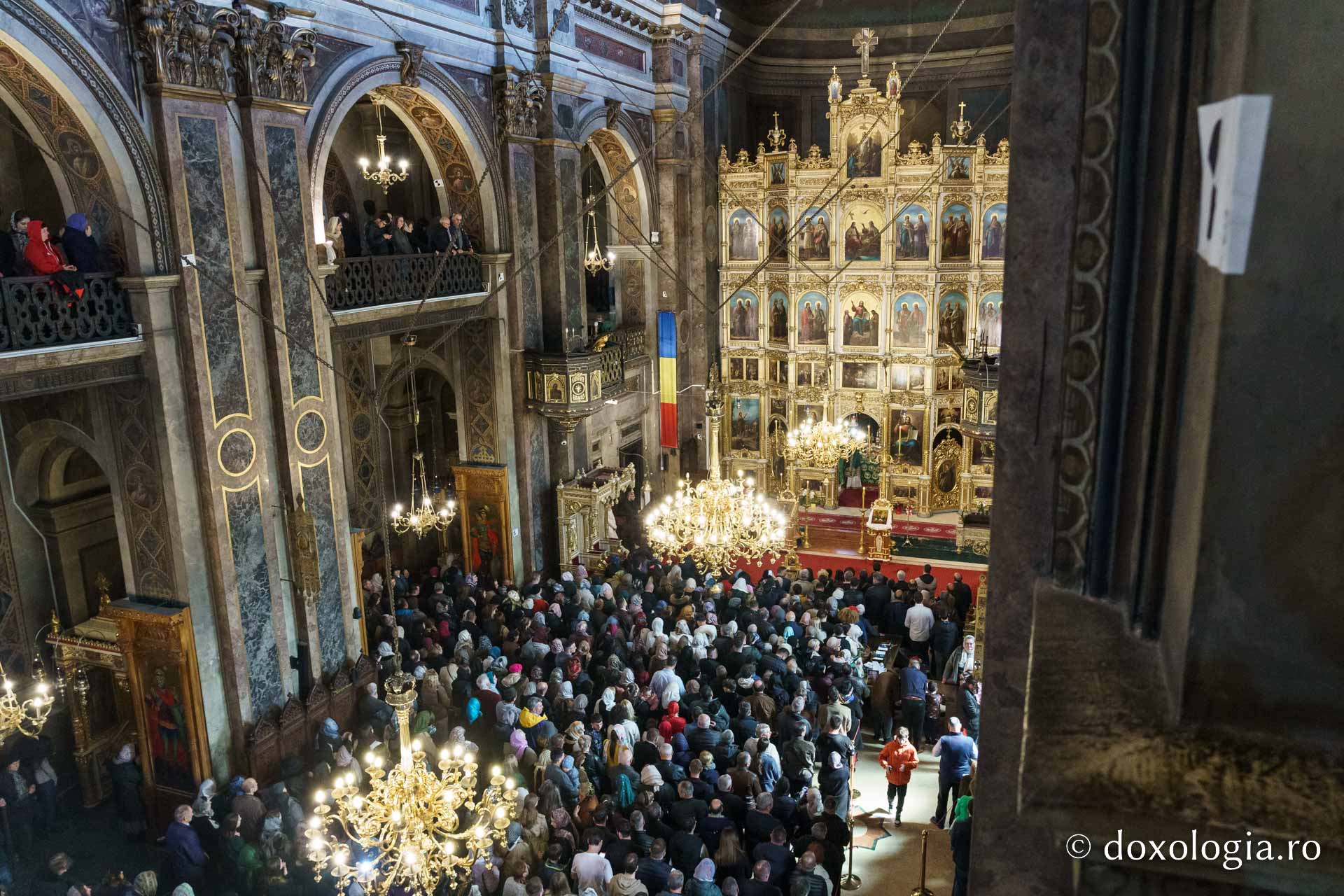 Floriile la Catedrala Mitropolitană: „Cu nădejde să privim la Crucea lui Hristos, cu cinstire să ne aplecăm la Crucea Lui”