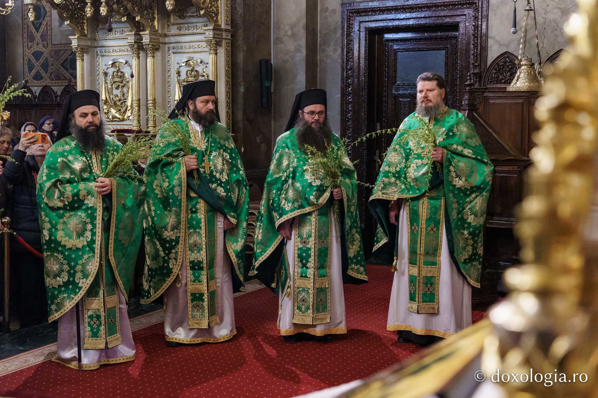 Floriile la Catedrala Mitropolitană: „Cu nădejde să privim la Crucea lui Hristos, cu cinstire să ne aplecăm la Crucea Lui”