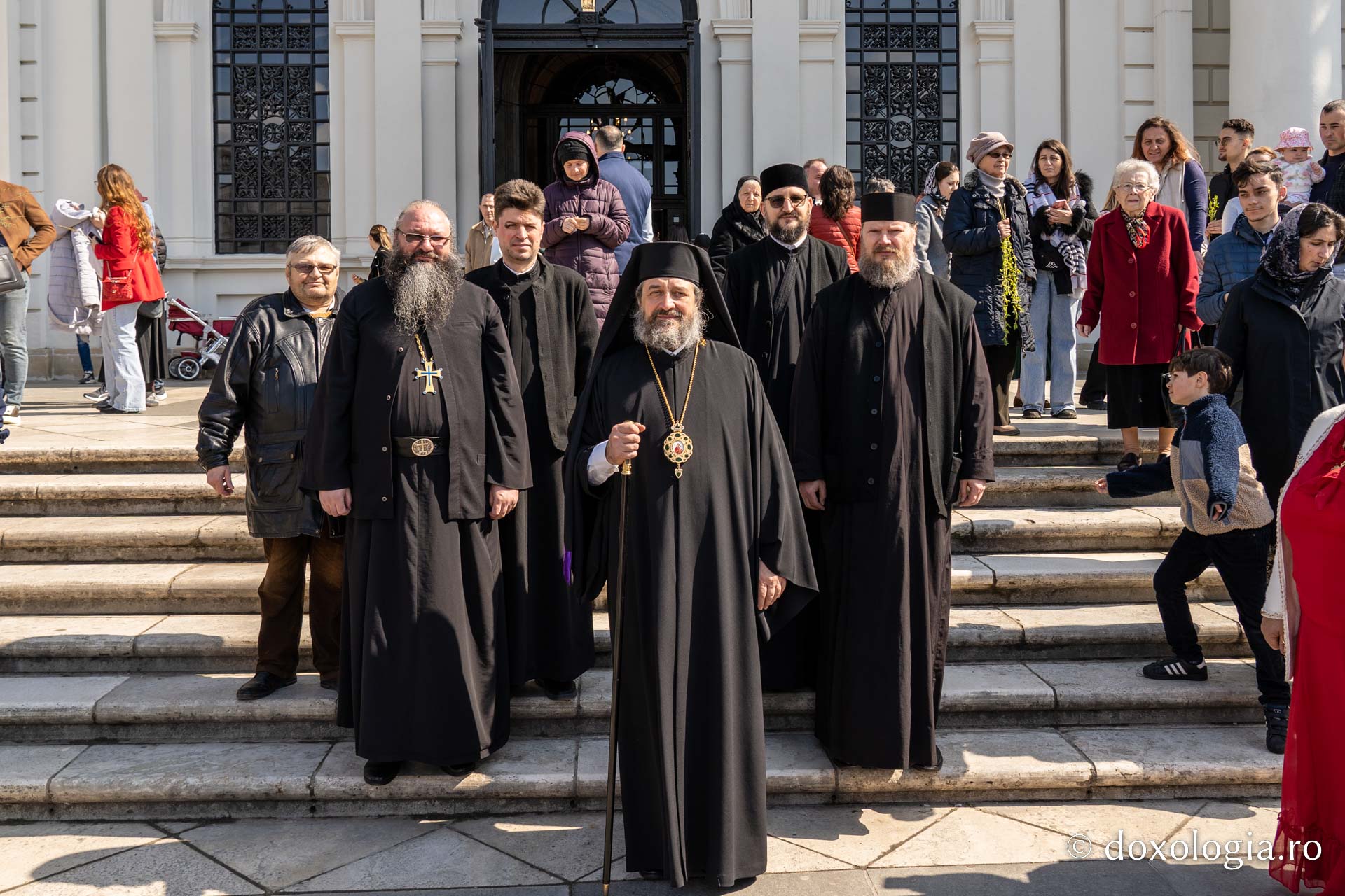 Floriile la Catedrala Mitropolitană: „Cu nădejde să privim la Crucea lui Hristos, cu cinstire să ne aplecăm la Crucea Lui”