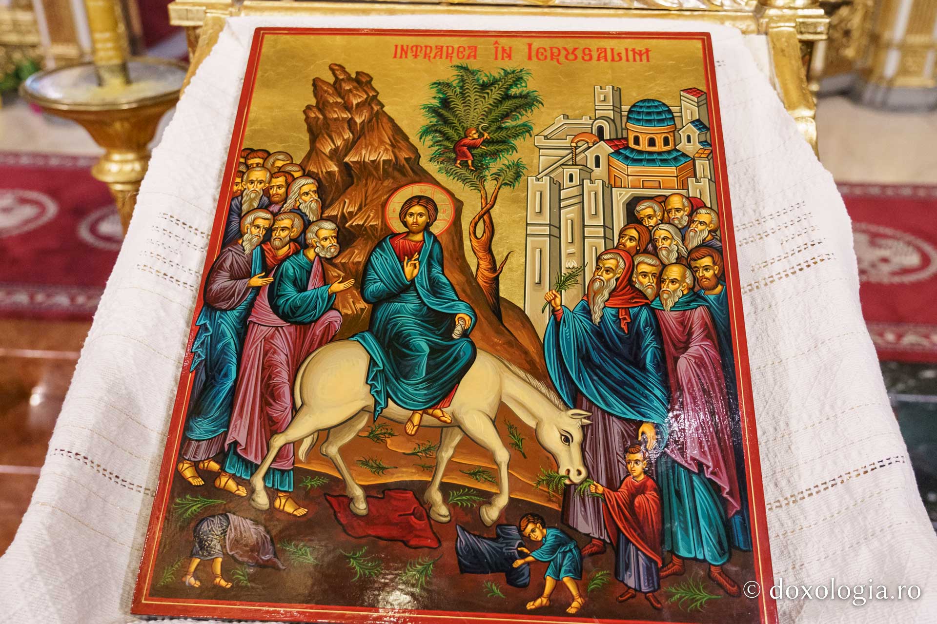 Floriile la Catedrala Mitropolitană: „Cu nădejde să privim la Crucea lui Hristos, cu cinstire să ne aplecăm la Crucea Lui”