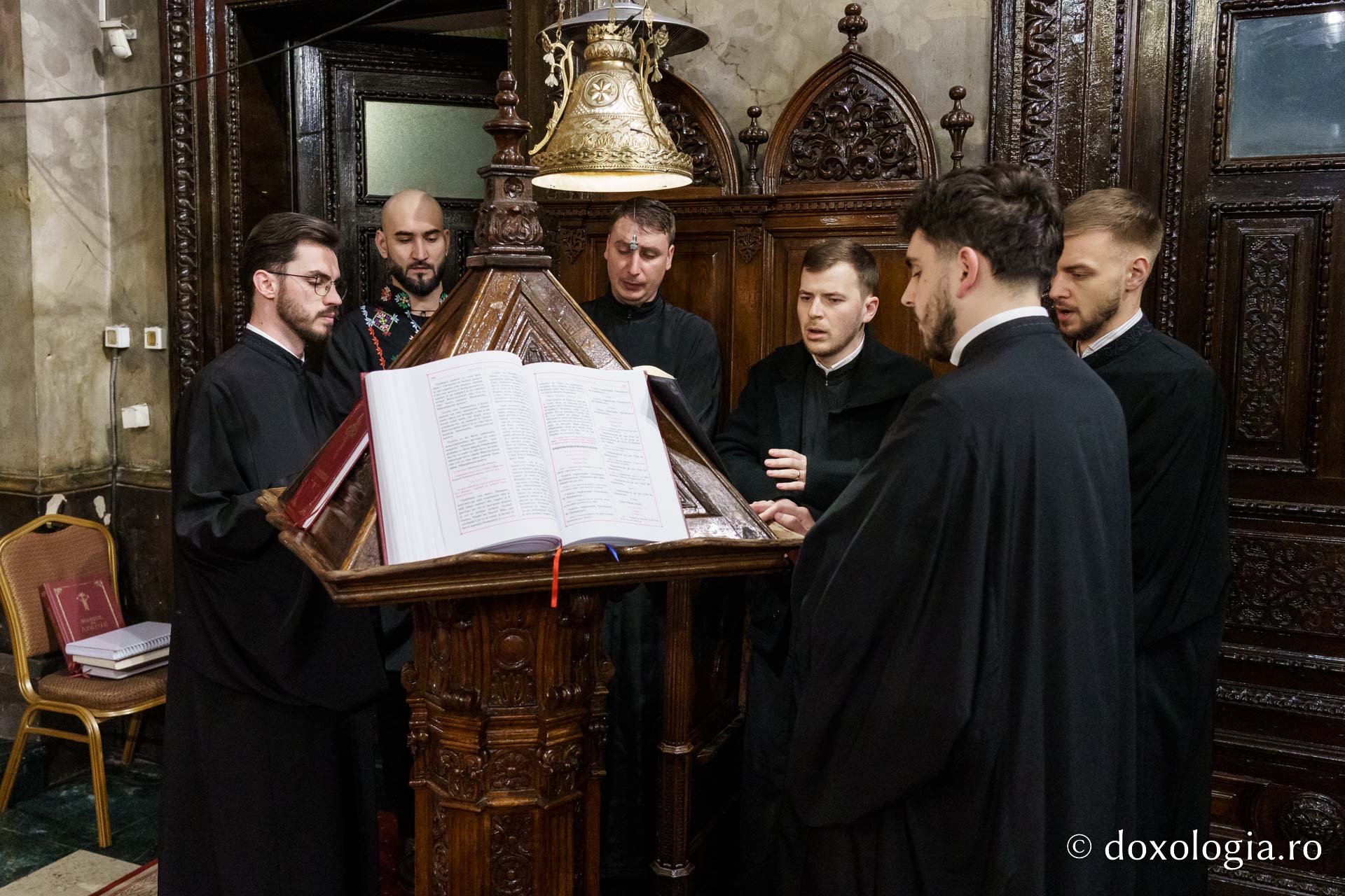 Floriile la Catedrala Mitropolitană: „Cu nădejde să privim la Crucea lui Hristos, cu cinstire să ne aplecăm la Crucea Lui”