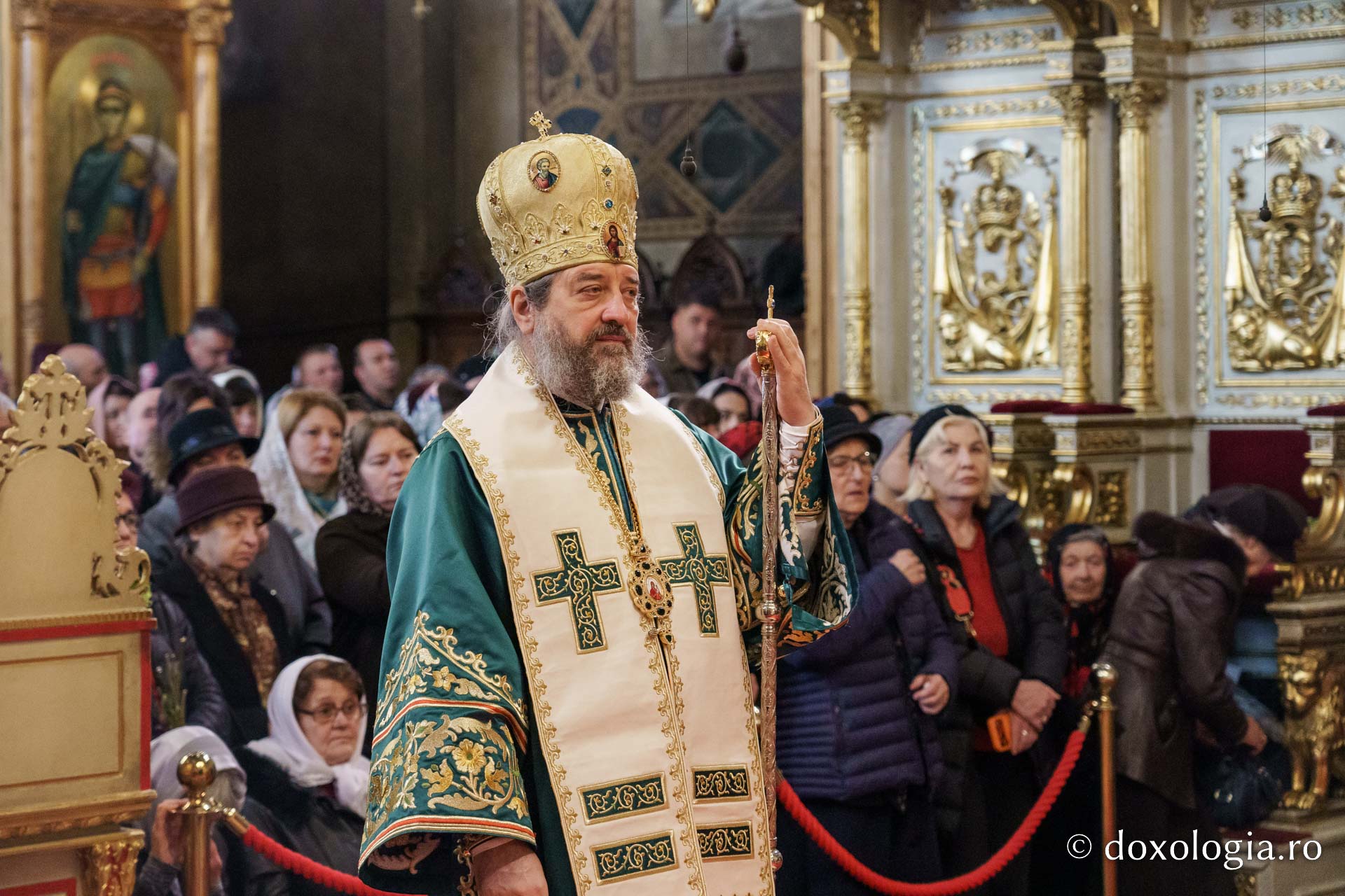 Floriile la Catedrala Mitropolitană: „Cu nădejde să privim la Crucea lui Hristos, cu cinstire să ne aplecăm la Crucea Lui”