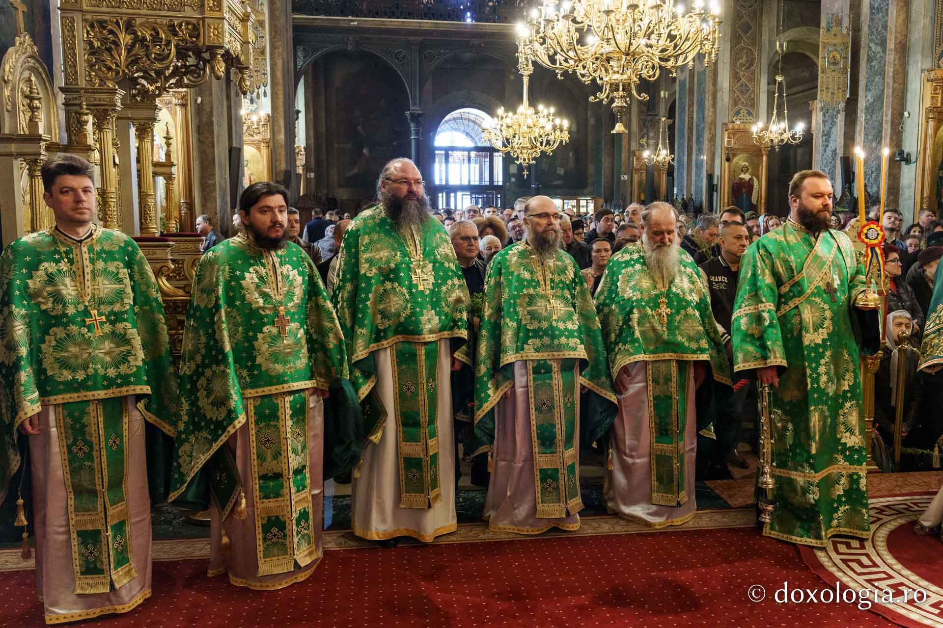 Floriile la Catedrala Mitropolitană: „Cu nădejde să privim la Crucea lui Hristos, cu cinstire să ne aplecăm la Crucea Lui”