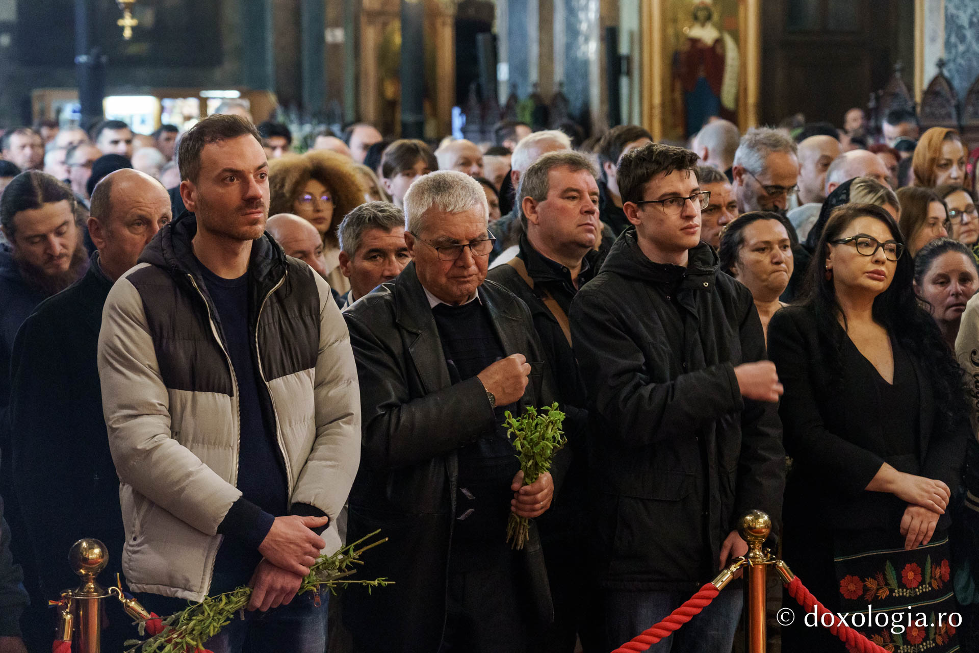 Floriile la Catedrala Mitropolitană: „Cu nădejde să privim la Crucea lui Hristos, cu cinstire să ne aplecăm la Crucea Lui”