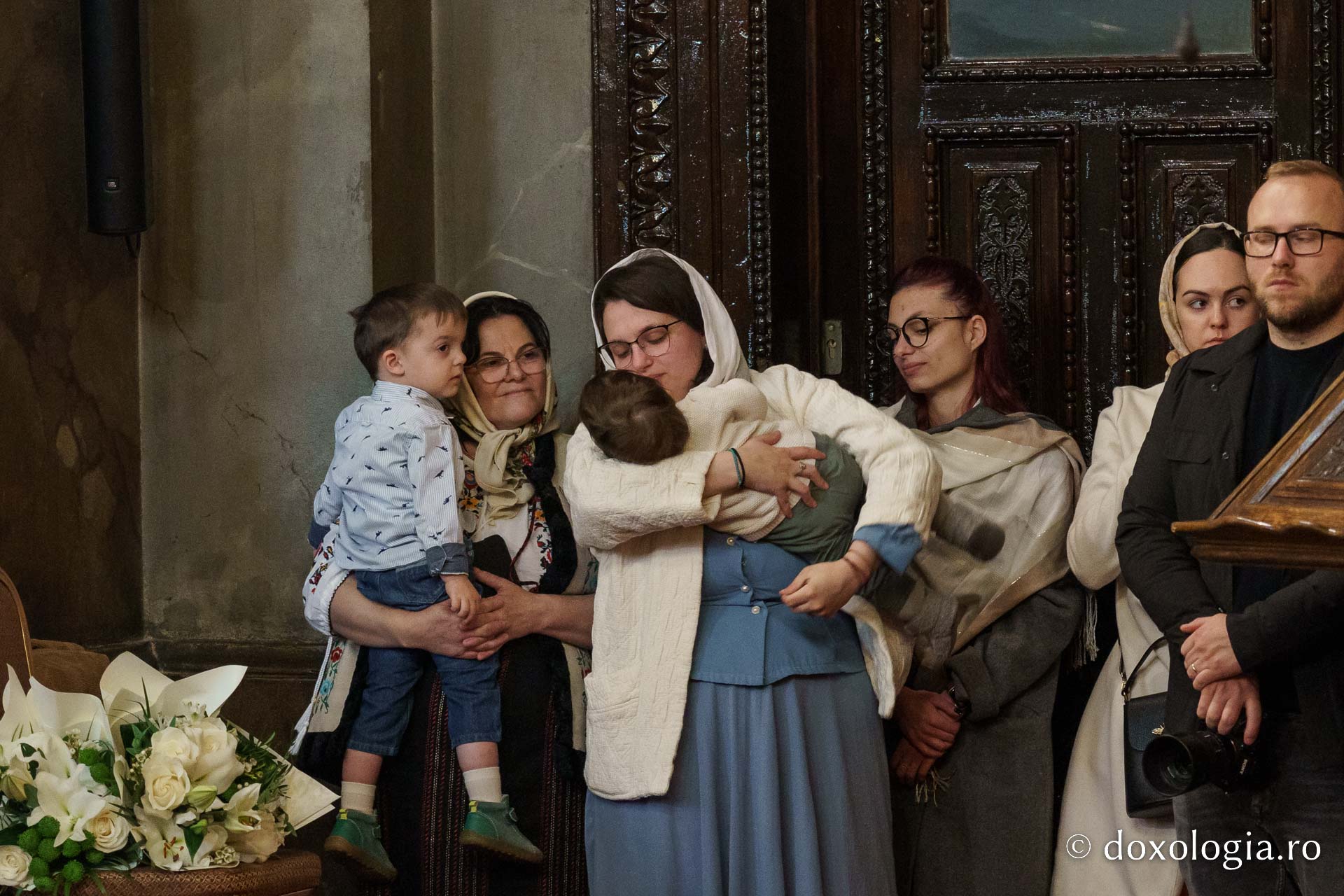 Floriile la Catedrala Mitropolitană: „Cu nădejde să privim la Crucea lui Hristos, cu cinstire să ne aplecăm la Crucea Lui”