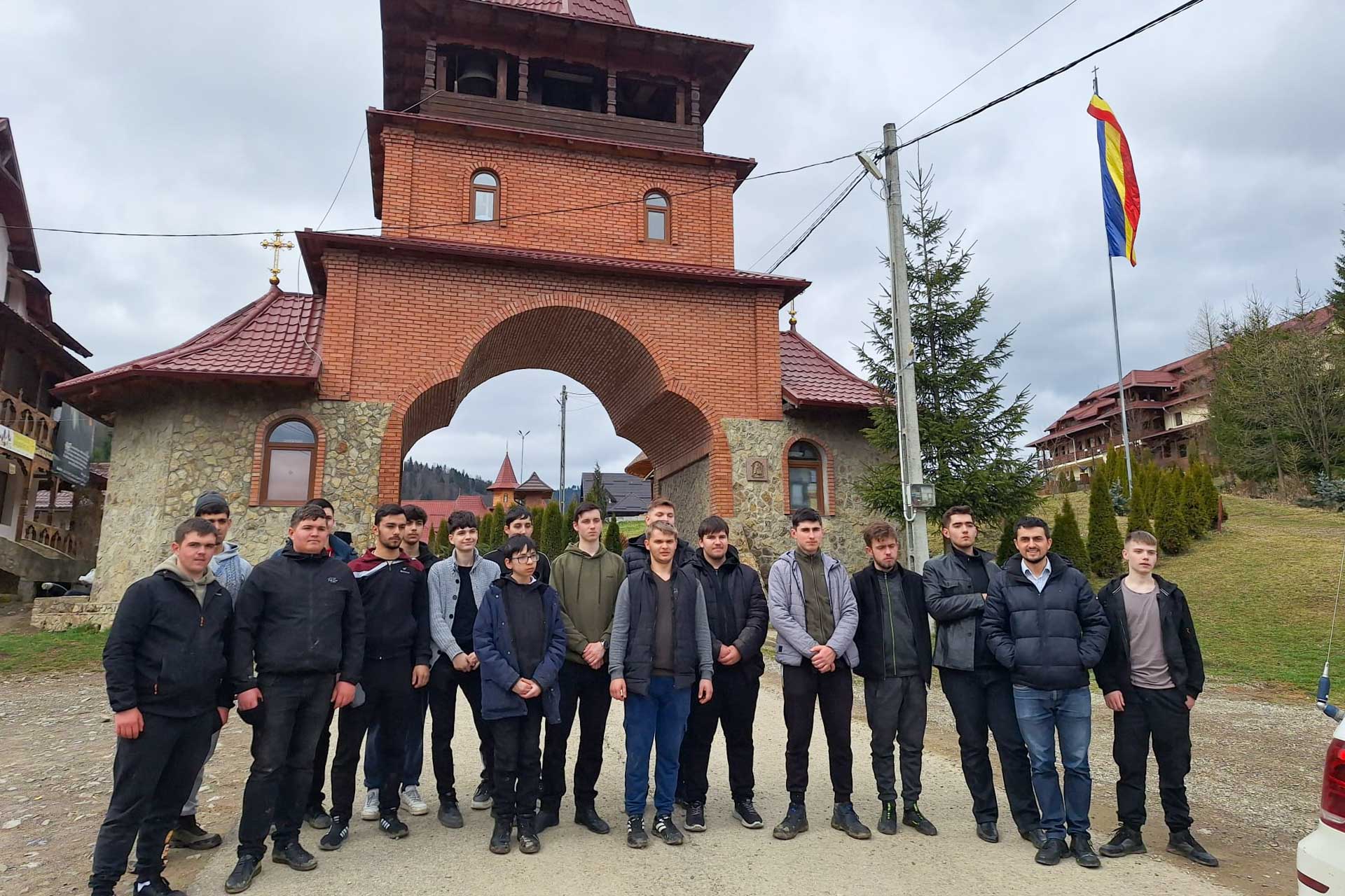 Elevii Seminarului „Veniamin Costachi”, în misiune de voluntariat la Mănăstirea Paltin