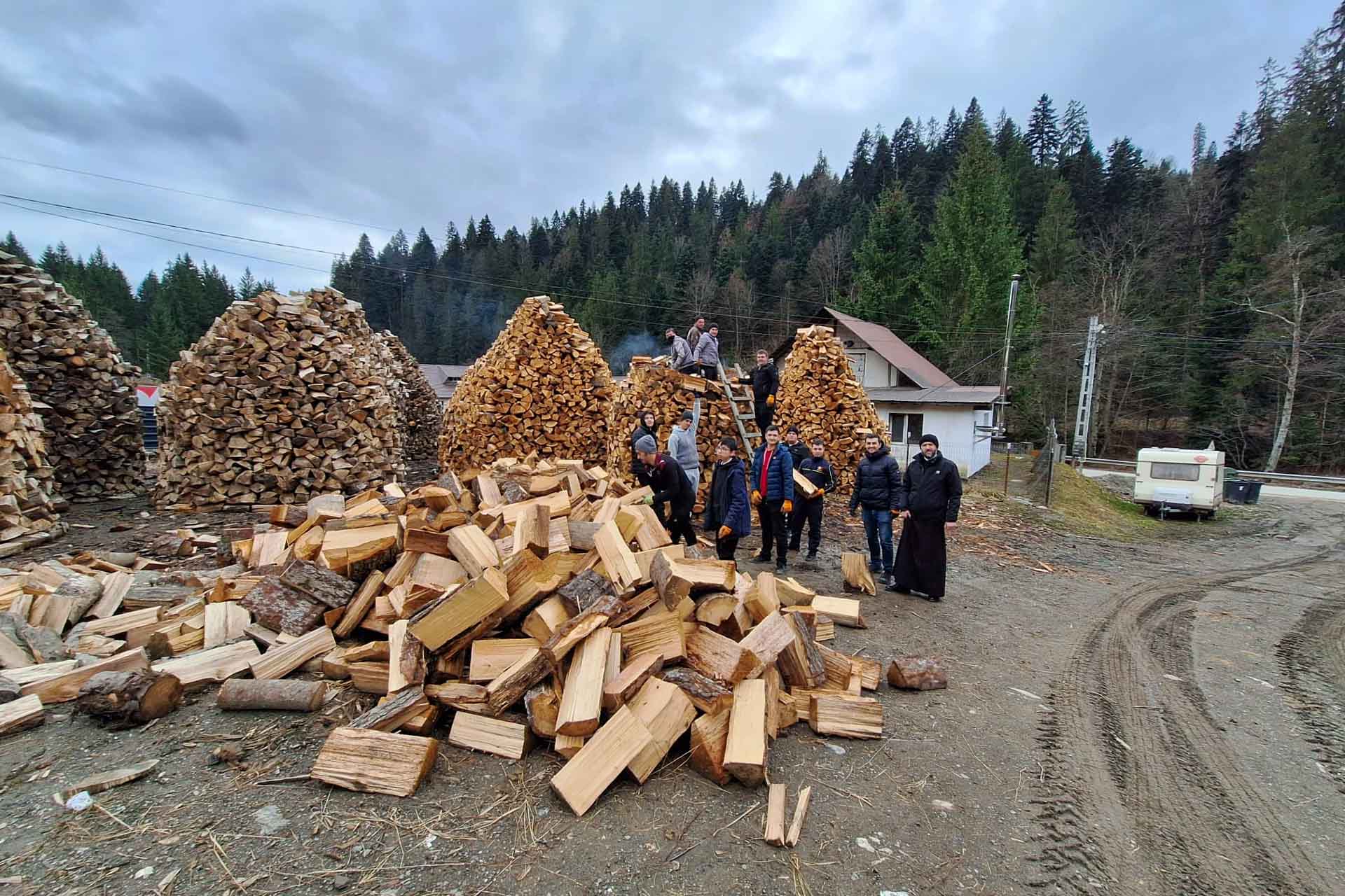 Elevii Seminarului „Veniamin Costachi”, în misiune de voluntariat la Mănăstirea Paltin