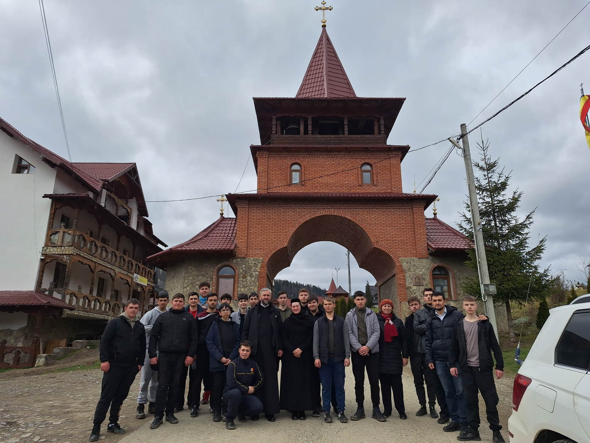 Elevii Seminarului „Veniamin Costachi”, în misiune de voluntariat la Mănăstirea Paltin