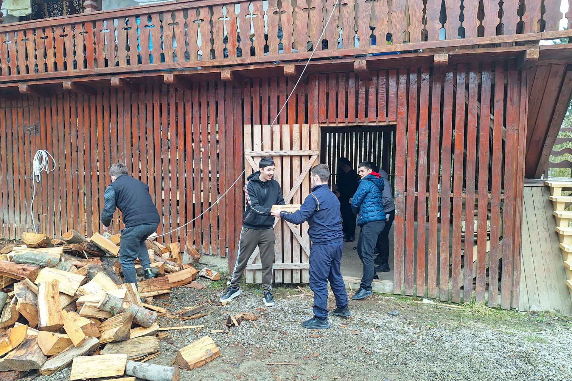 Elevii Seminarului „Veniamin Costachi”, în misiune de voluntariat la Mănăstirea Paltin