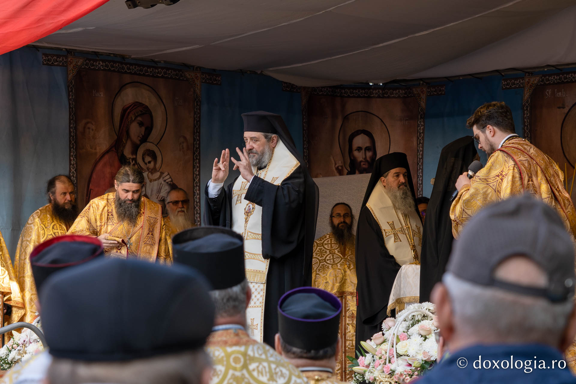 Sfânta Cuvios Cleopa de la Sihăstria, purtat în procesiune pe străzile din Botoșani, cu prilejul hramului orașului