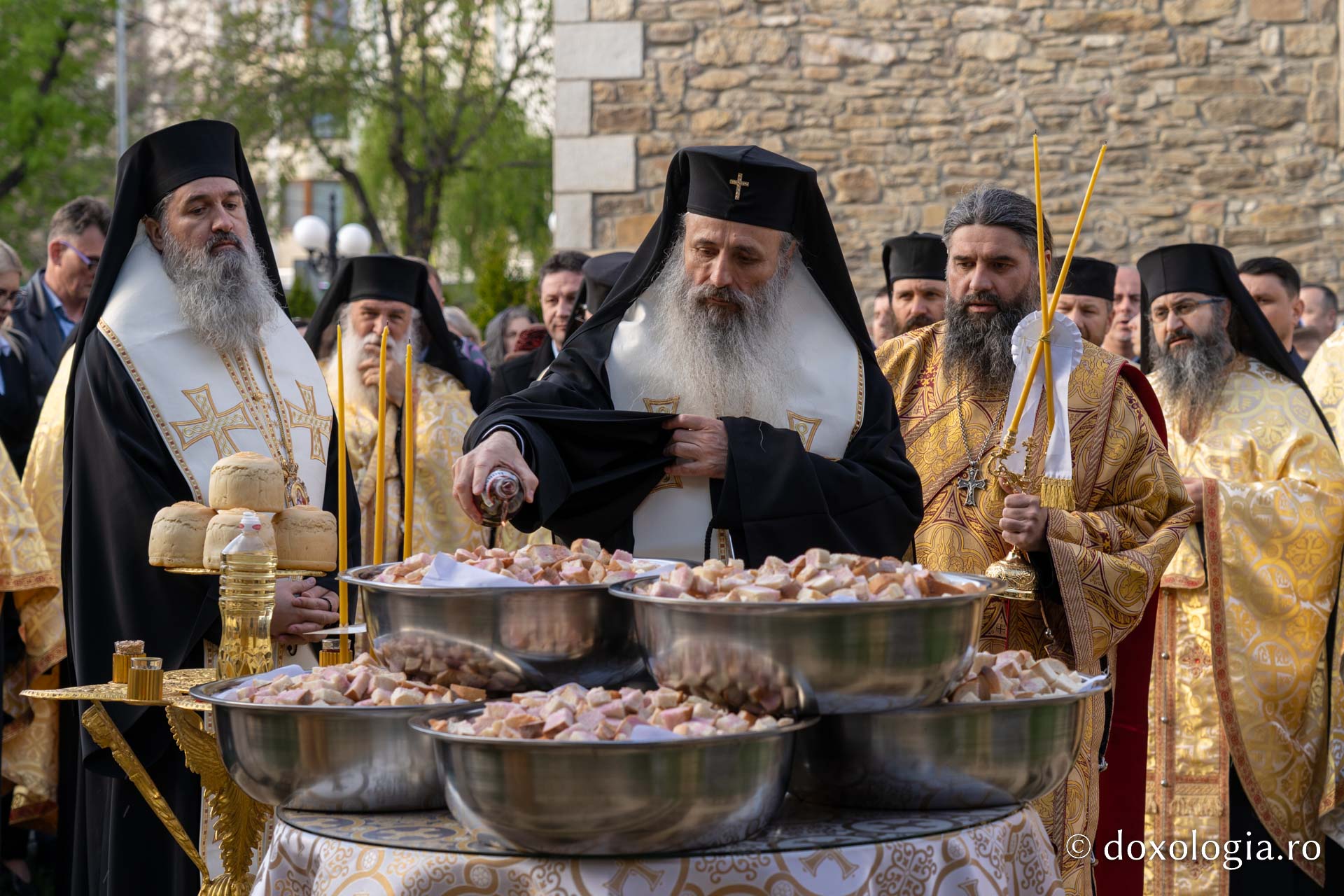 Sfânta Cuvios Cleopa de la Sihăstria, purtat în procesiune pe străzile din Botoșani, cu prilejul hramului orașului
