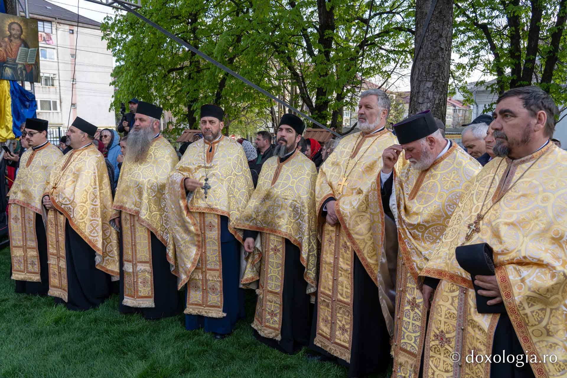 Sfânta Cuvios Cleopa de la Sihăstria, purtat în procesiune pe străzile din Botoșani, cu prilejul hramului orașului