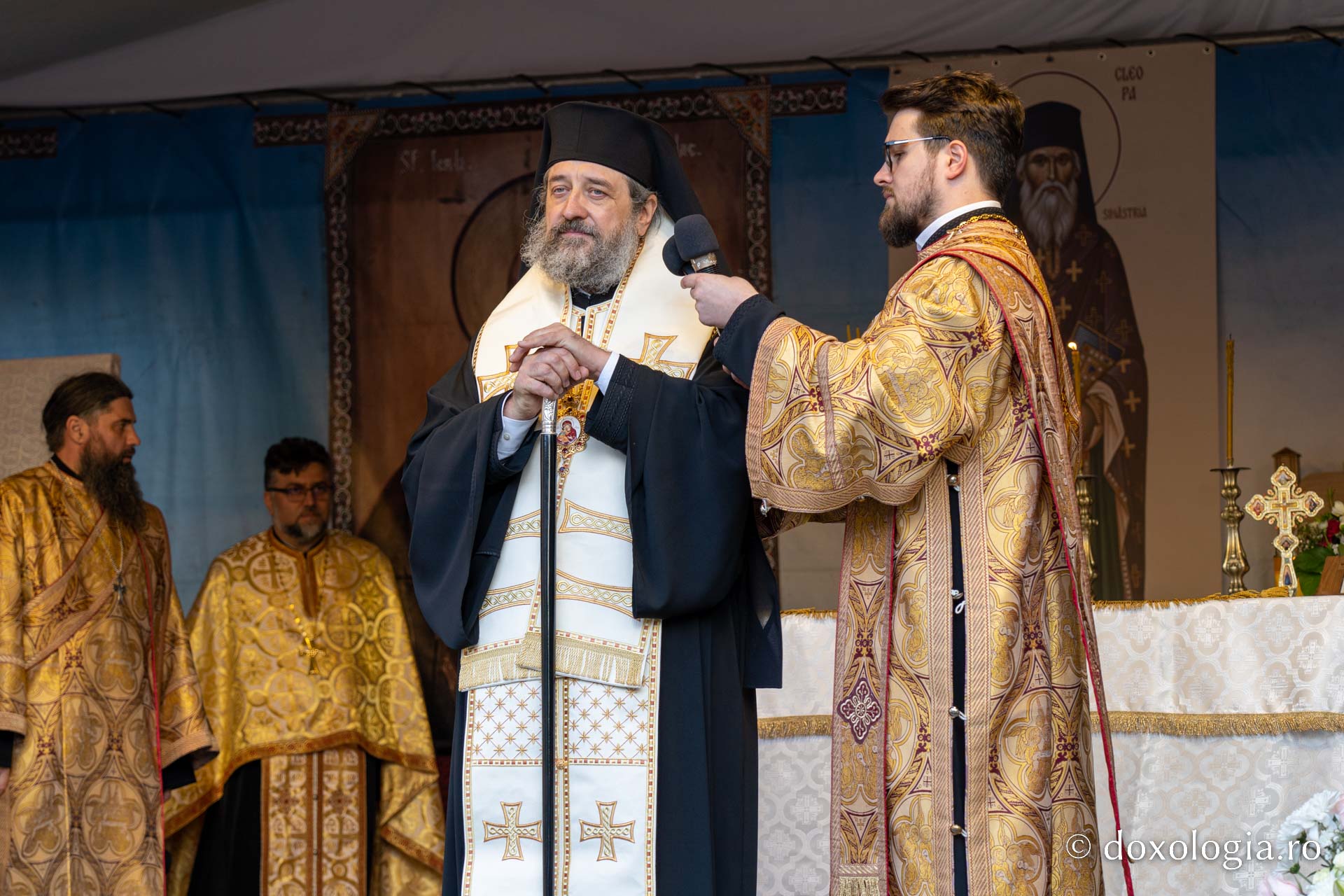 Sfânta Cuvios Cleopa de la Sihăstria, purtat în procesiune pe străzile din Botoșani, cu prilejul hramului orașului