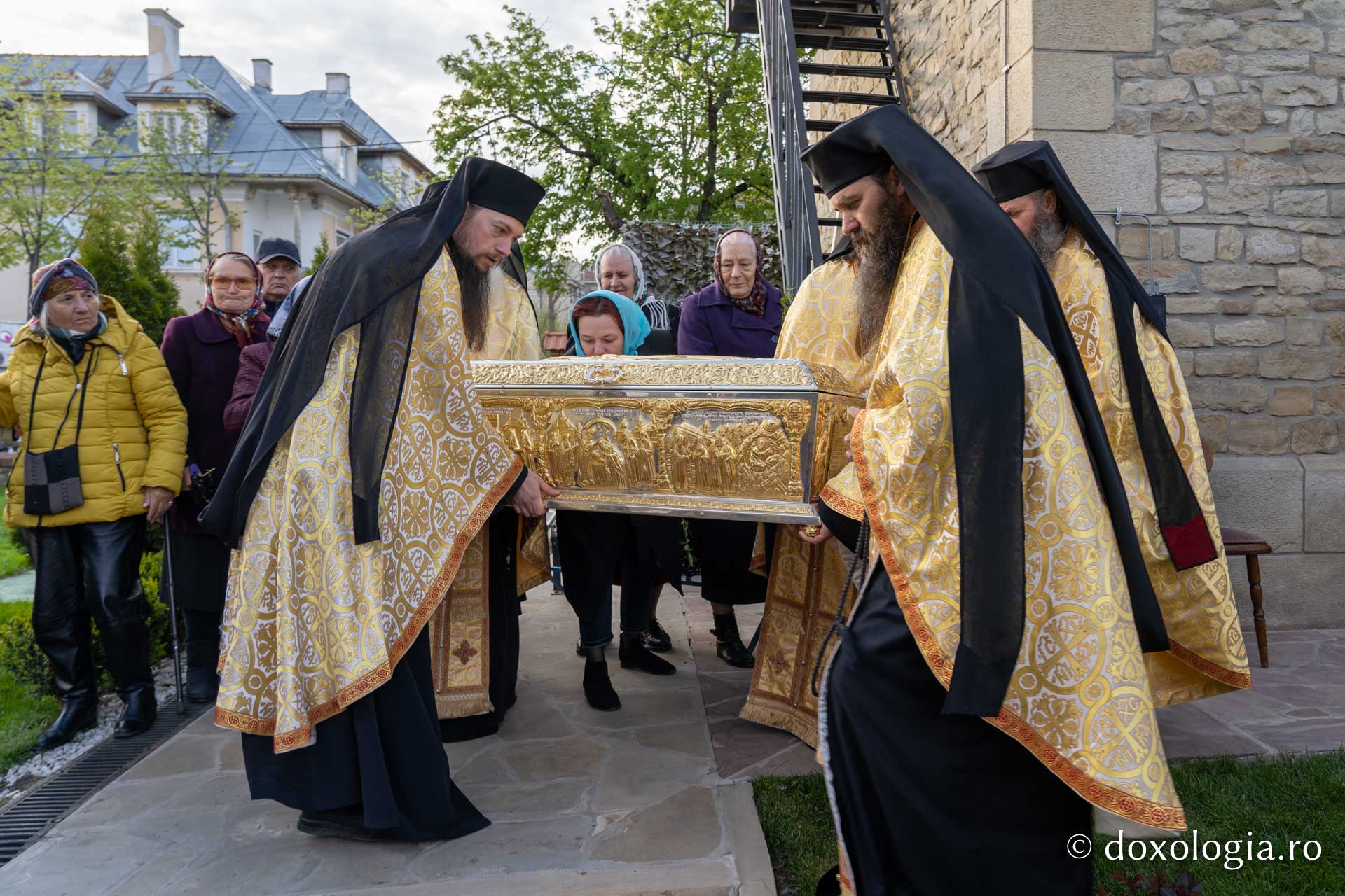 Sfânta Cuvios Cleopa de la Sihăstria, purtat în procesiune pe străzile din Botoșani, cu prilejul hramului orașului