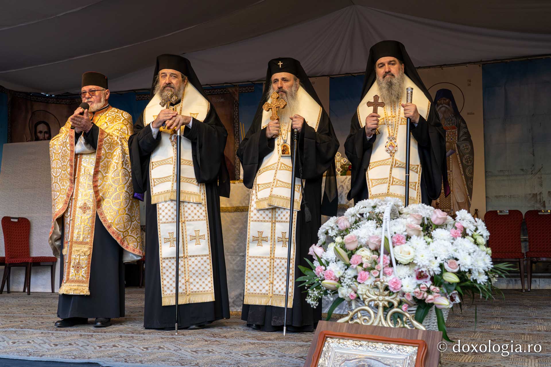 Sfânta Cuvios Cleopa de la Sihăstria, purtat în procesiune pe străzile din Botoșani, cu prilejul hramului orașului