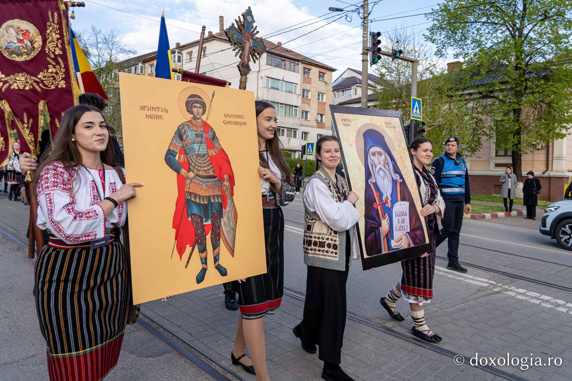 Sfânta Cuvios Cleopa de la Sihăstria, purtat în procesiune pe străzile din Botoșani, cu prilejul hramului orașului