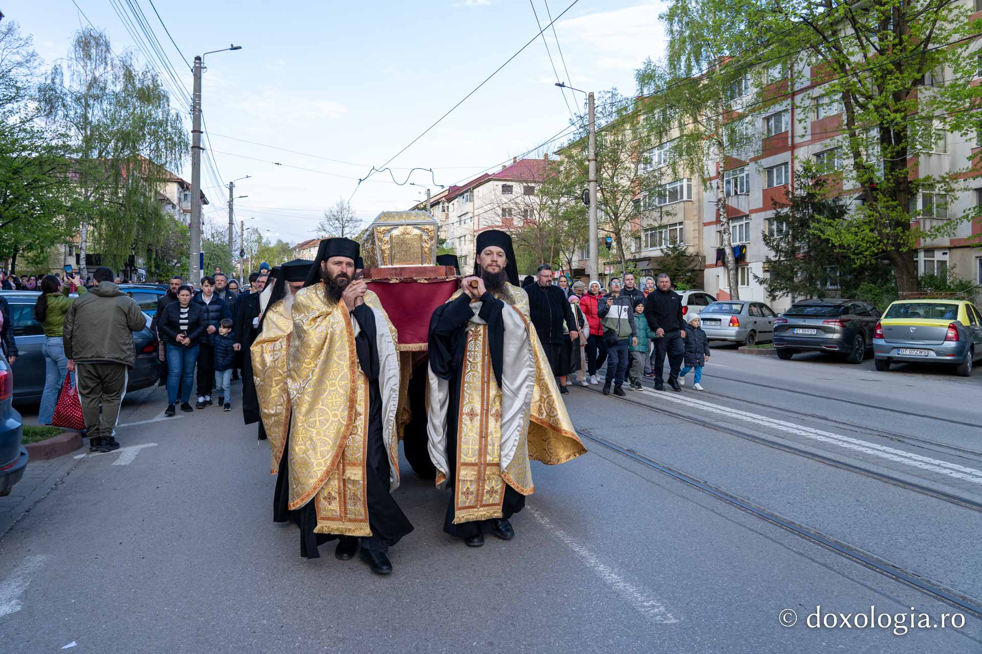 (Foto) Hramul Botoșaniului: procesiune cu moaștele Sfântului Cuvios Cleopa