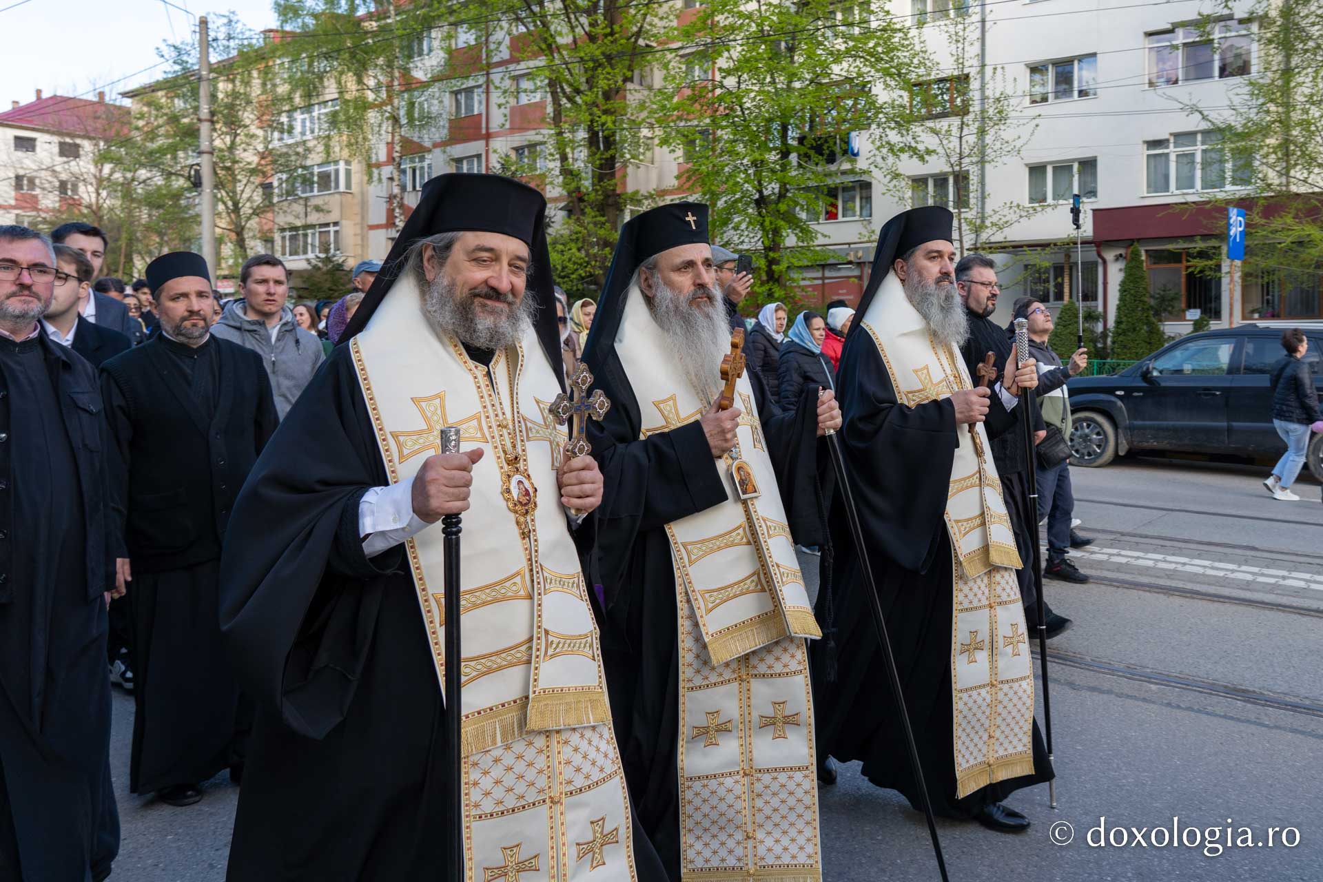 Sfânta Cuvios Cleopa de la Sihăstria, purtat în procesiune pe străzile din Botoșani, cu prilejul hramului orașului