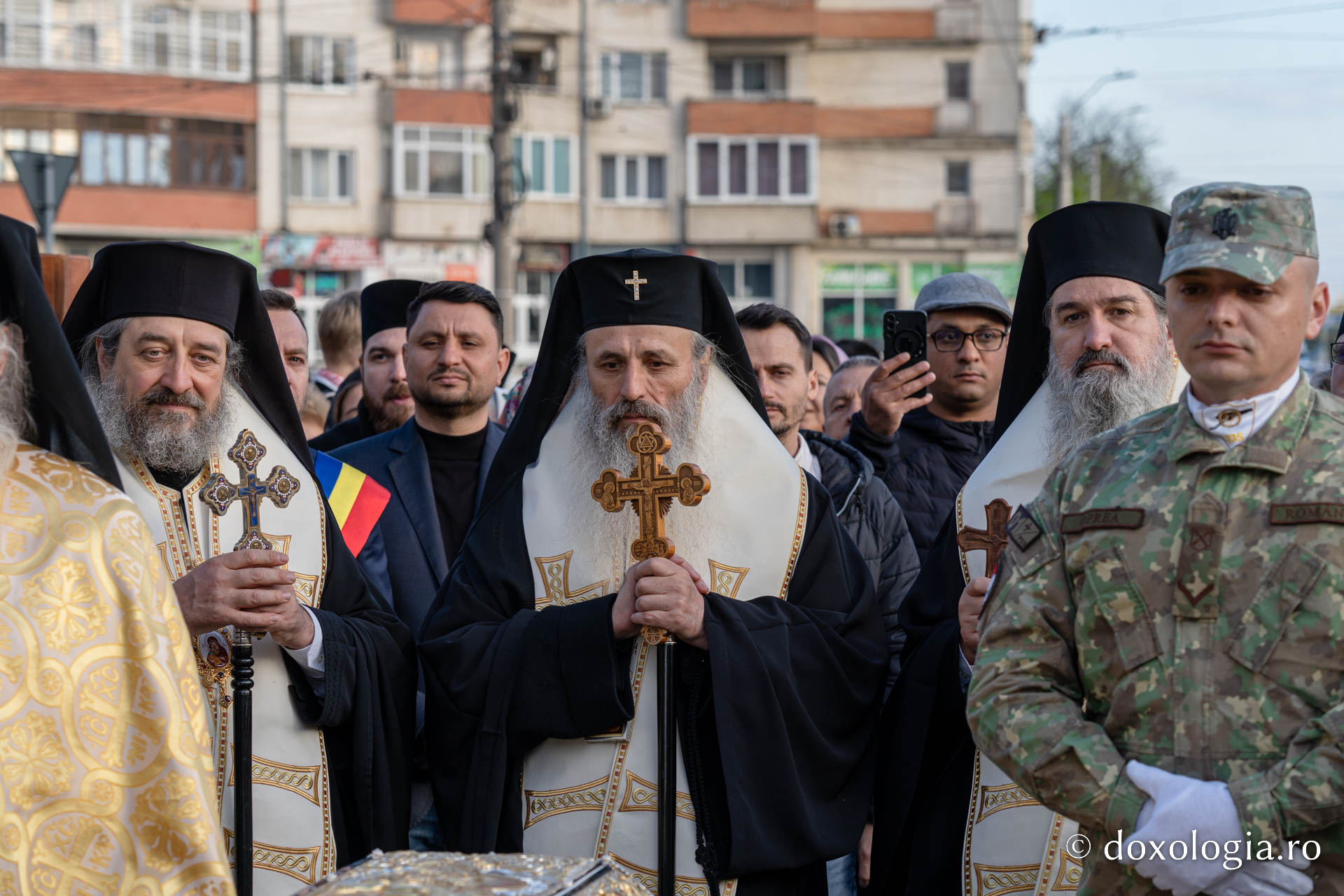 Sfânta Cuvios Cleopa de la Sihăstria, purtat în procesiune pe străzile din Botoșani, cu prilejul hramului orașului