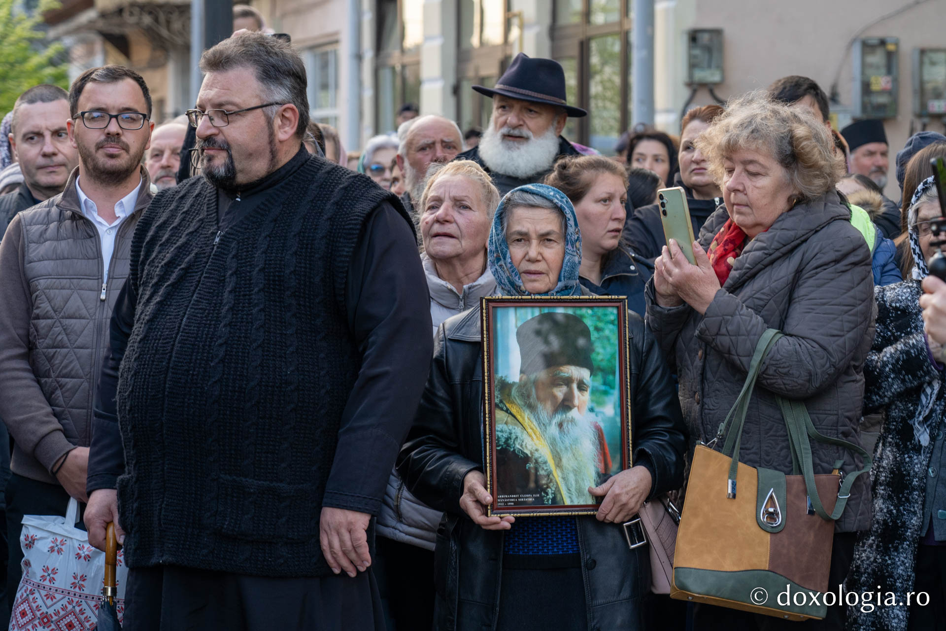 Sfânta Cuvios Cleopa de la Sihăstria, purtat în procesiune pe străzile din Botoșani, cu prilejul hramului orașului